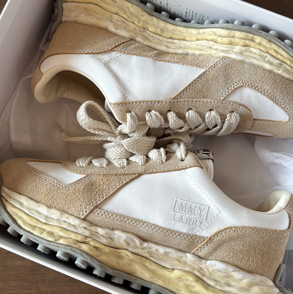 Maison Mihara Yasuhiro Larry OG Sole Vintage Mix Material Low-top Sneakers White 착용 스타일