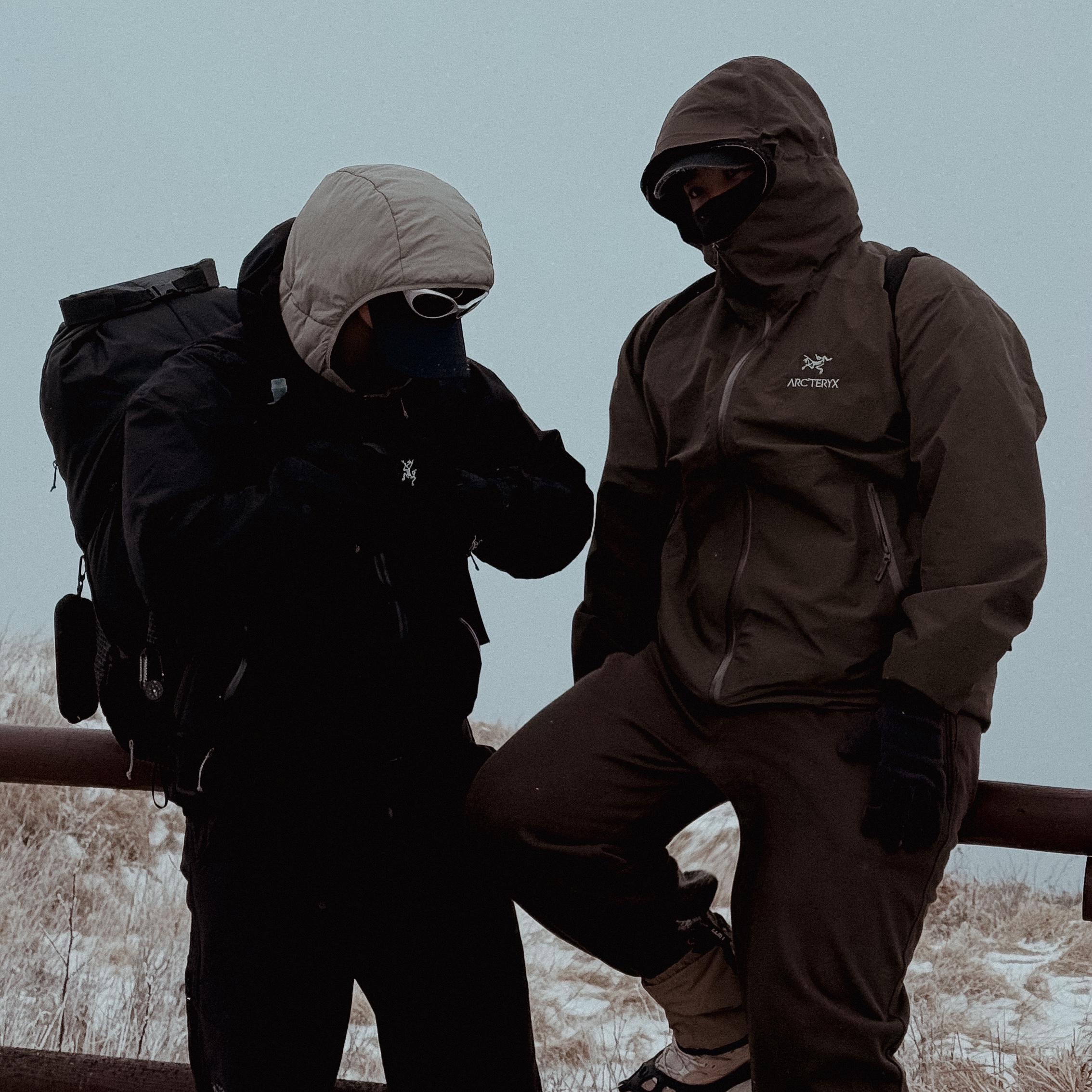 Oakley Eye Jacket Redux Silver Frame Prizm Black Polarized Lenses High Bridge Fit, Arc'teryx Proton LT Hoody Distortion 착용 스타일