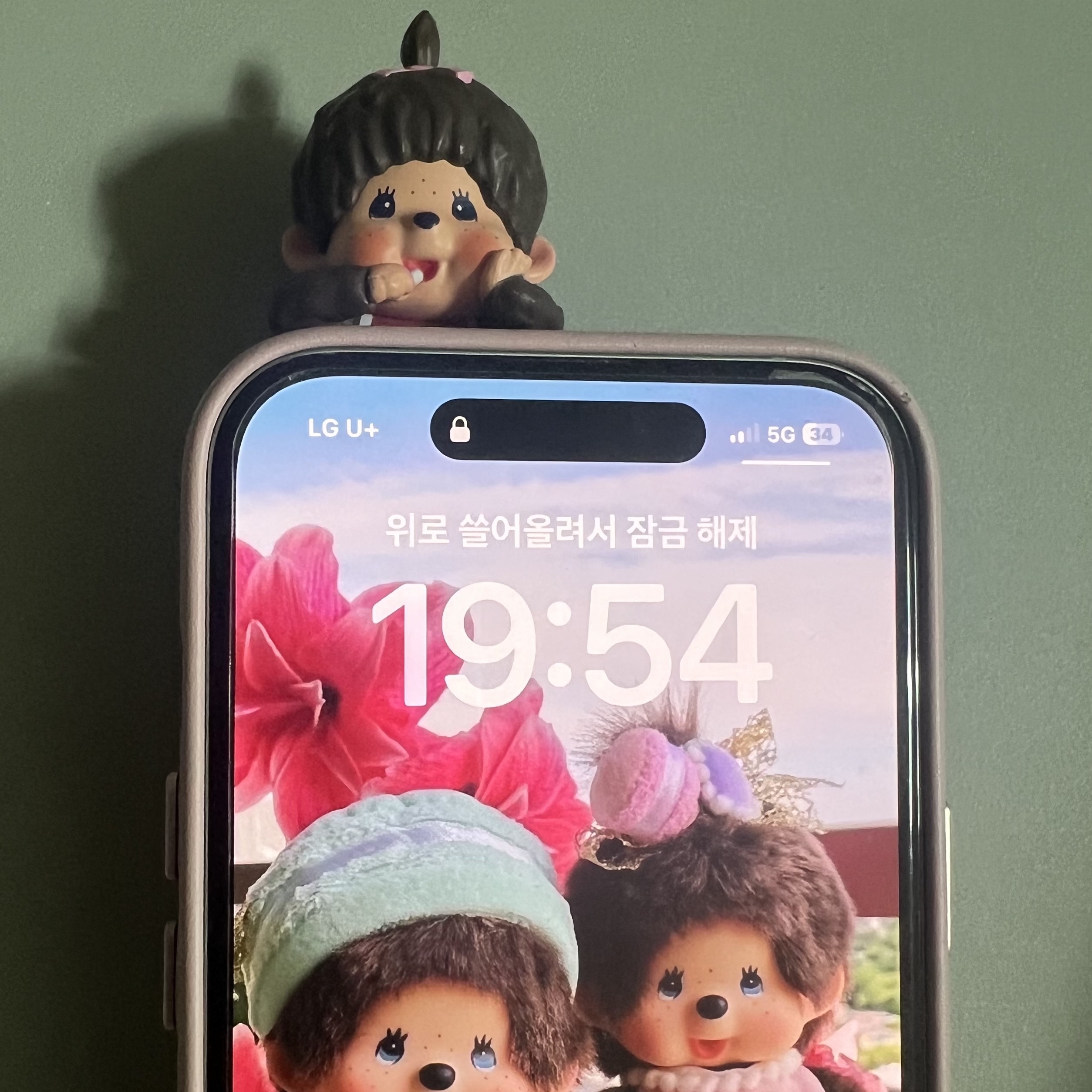 Sonny Angel x Monchhichi Hippers Sealed Case (1 Blind Boxes), Monchhichi Sweet Key Chain Brown 착용 스타일 - 1