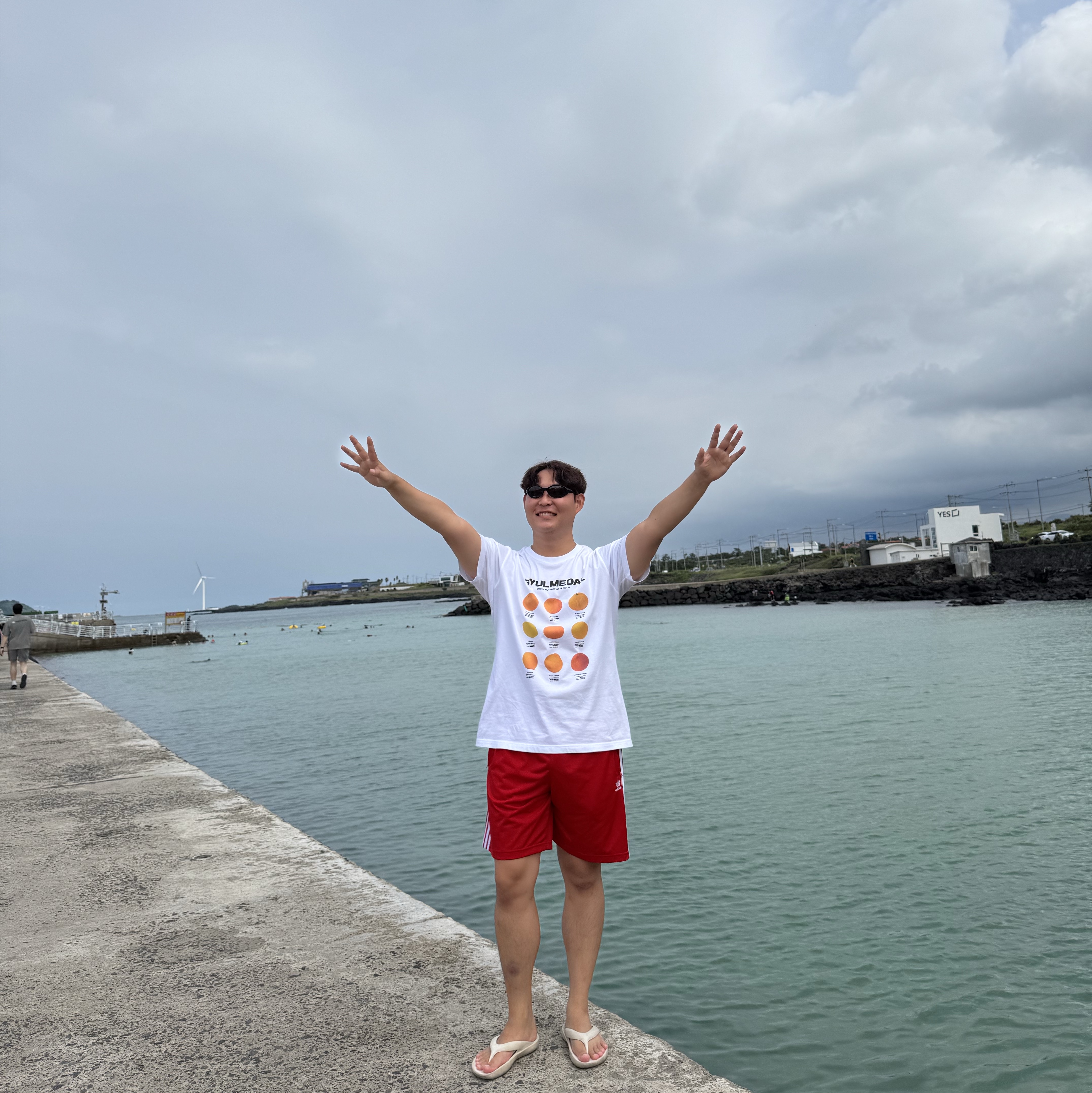 Adidas Adicolor Firebird Shorts Better Scarlet White - KR Sizing, Uniqlo UTme! x Gyulmedal Graphic T-Shirt White - KR 착용 스타일 - 3