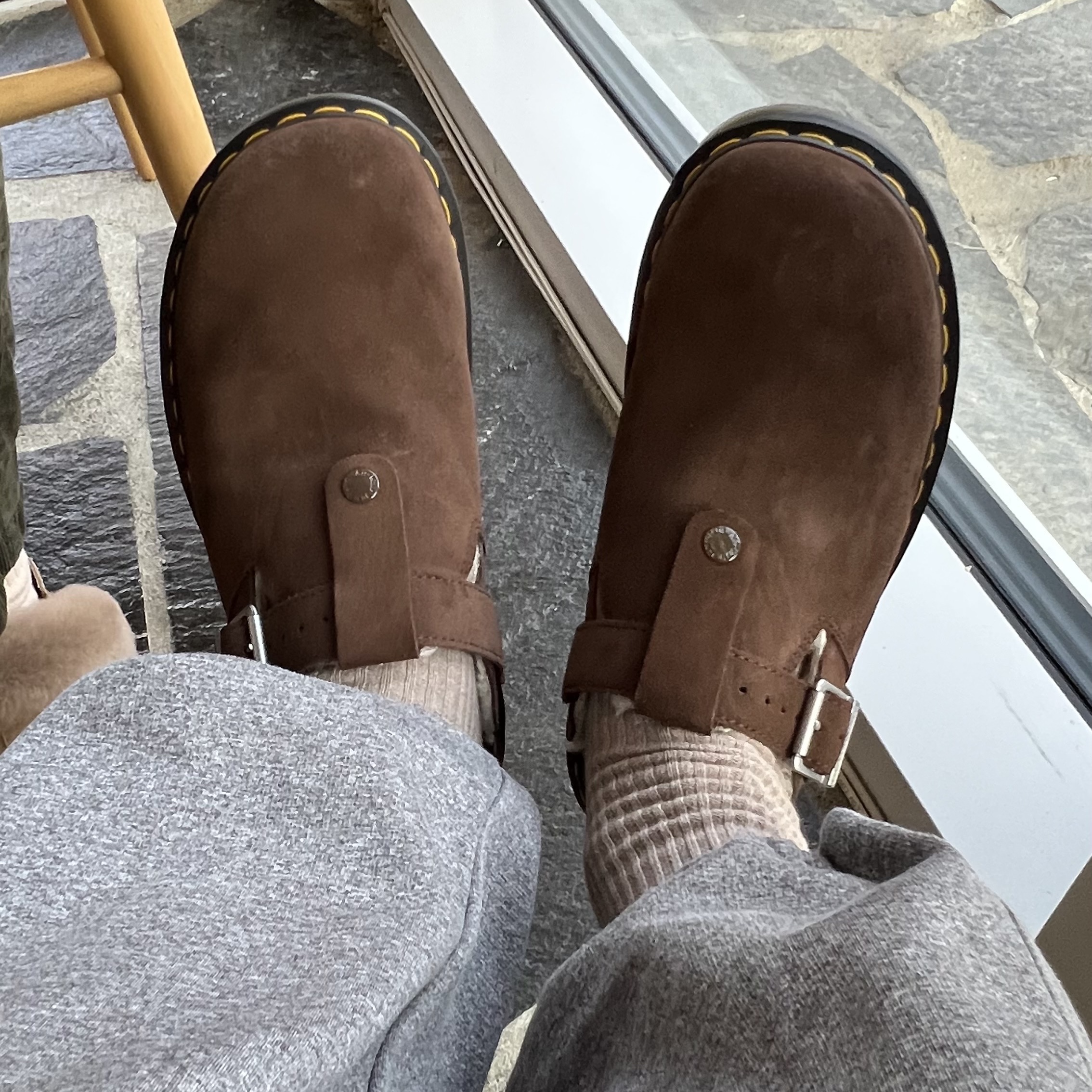 Dr. Martens Zebzag Suede Slingback Platform Mule Dark Brown - 24FW 착용 스타일 - 1