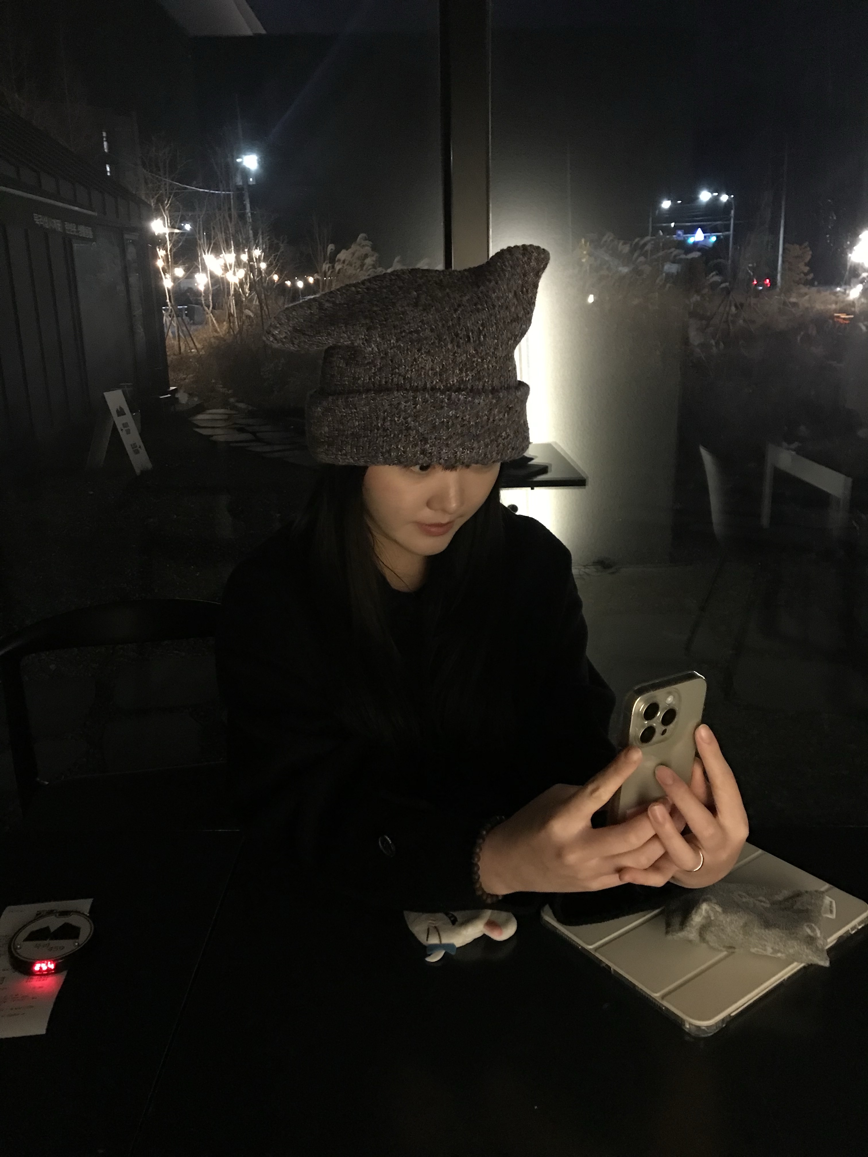 COYSEIO Wide Cat Beanie Grey 착용 스타일 - 2