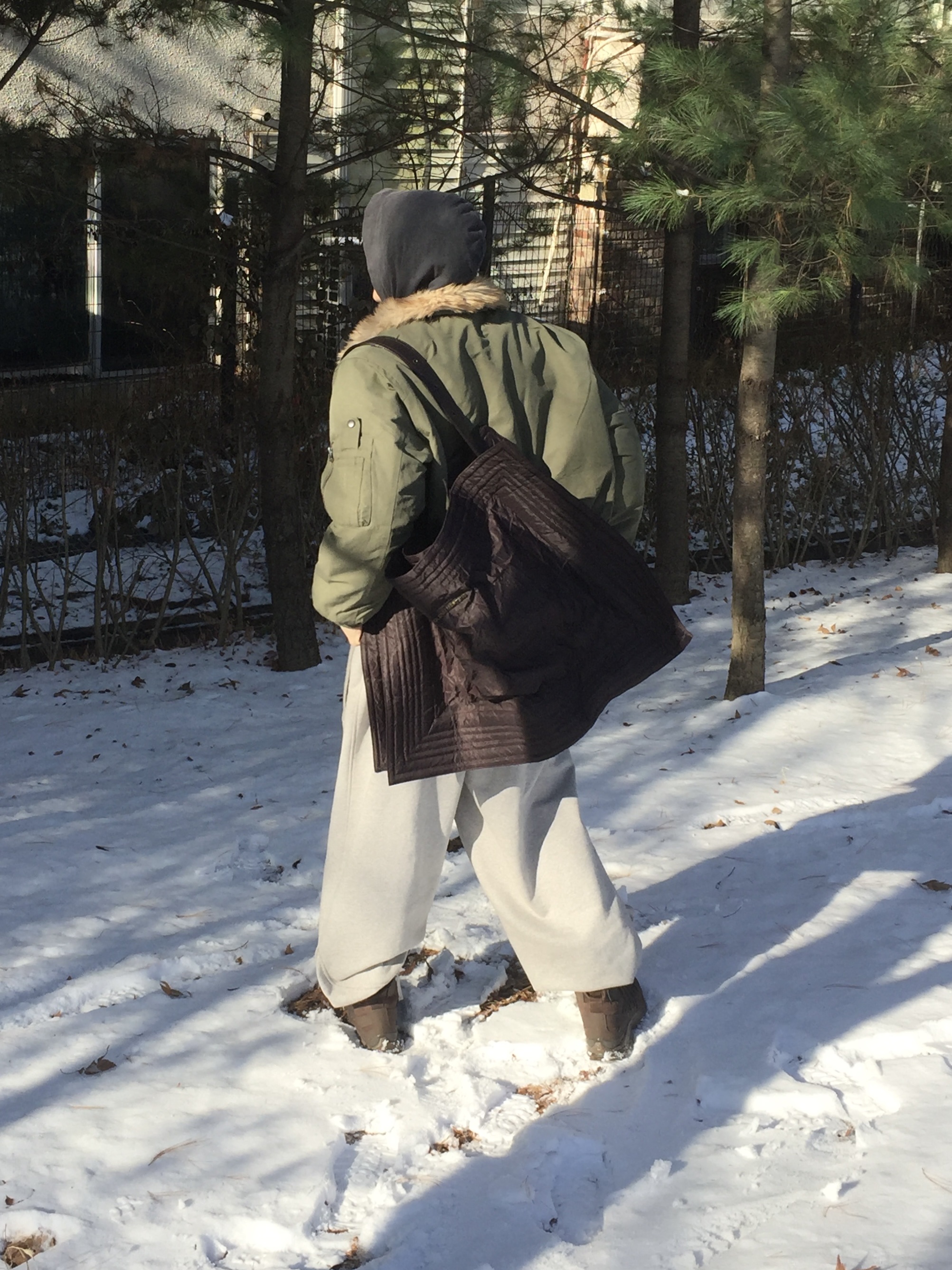 H&M x Glenn Martens Oversized Tote Bag Dark Brown 착용 스타일 - 7