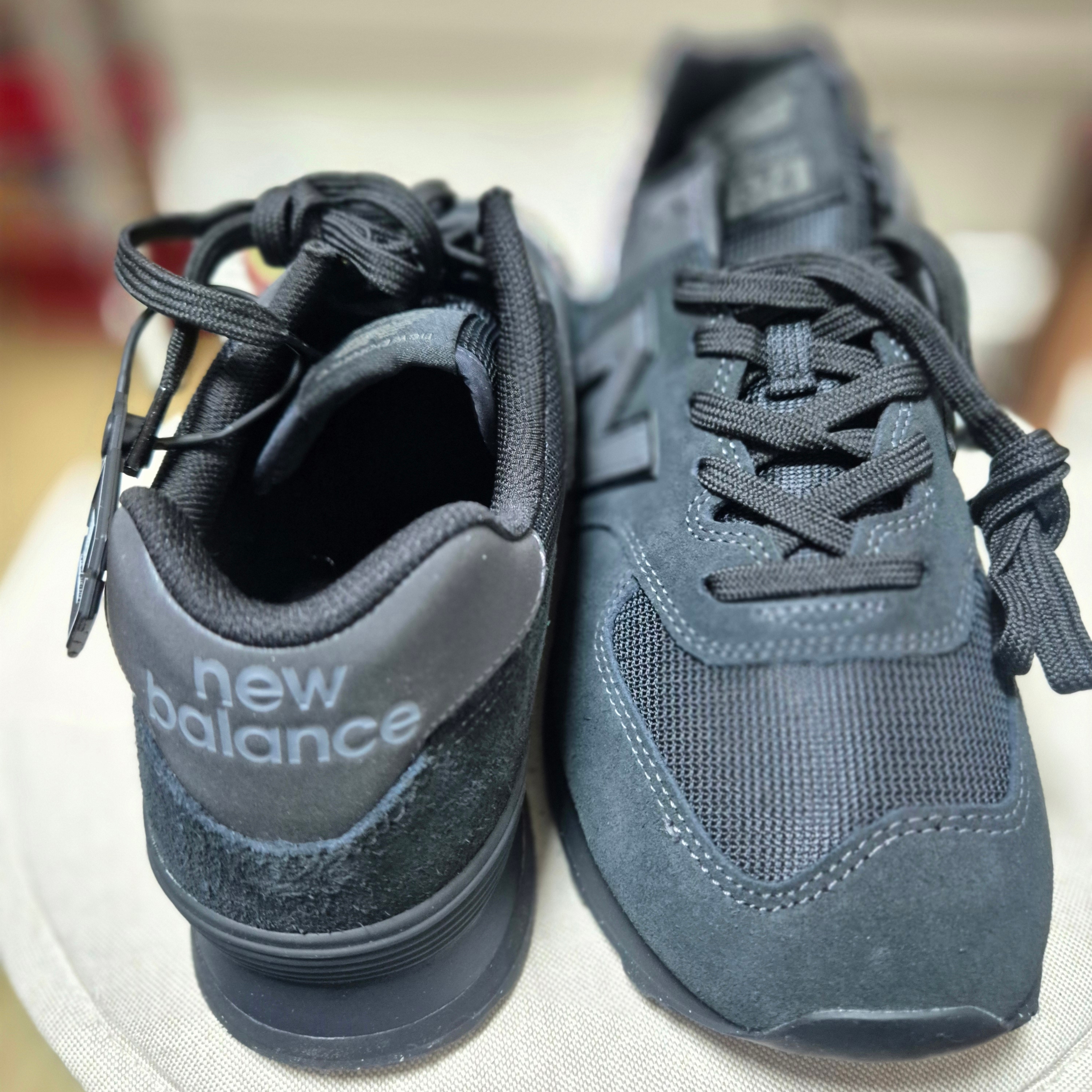 New Balance 574 Triple Black - D Standard 착용 스타일 - 1
