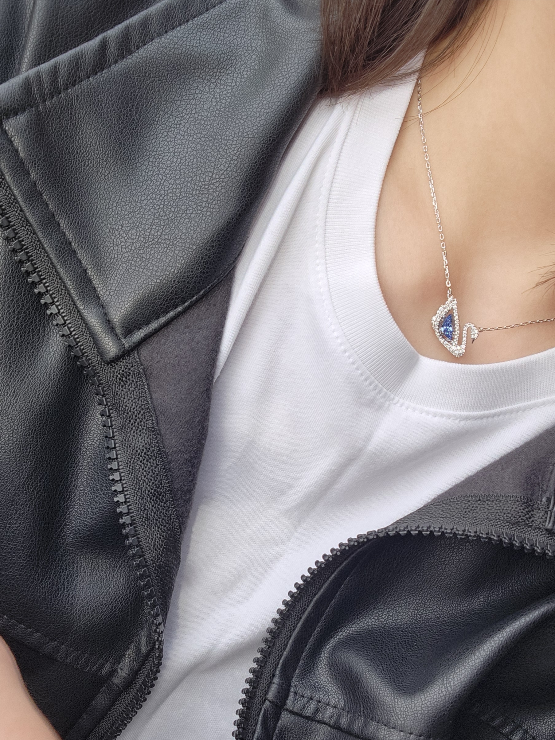 (W) Swarovski Dancing Swan Necklace Blue Rhodium Plated 착용 스타일 - 2