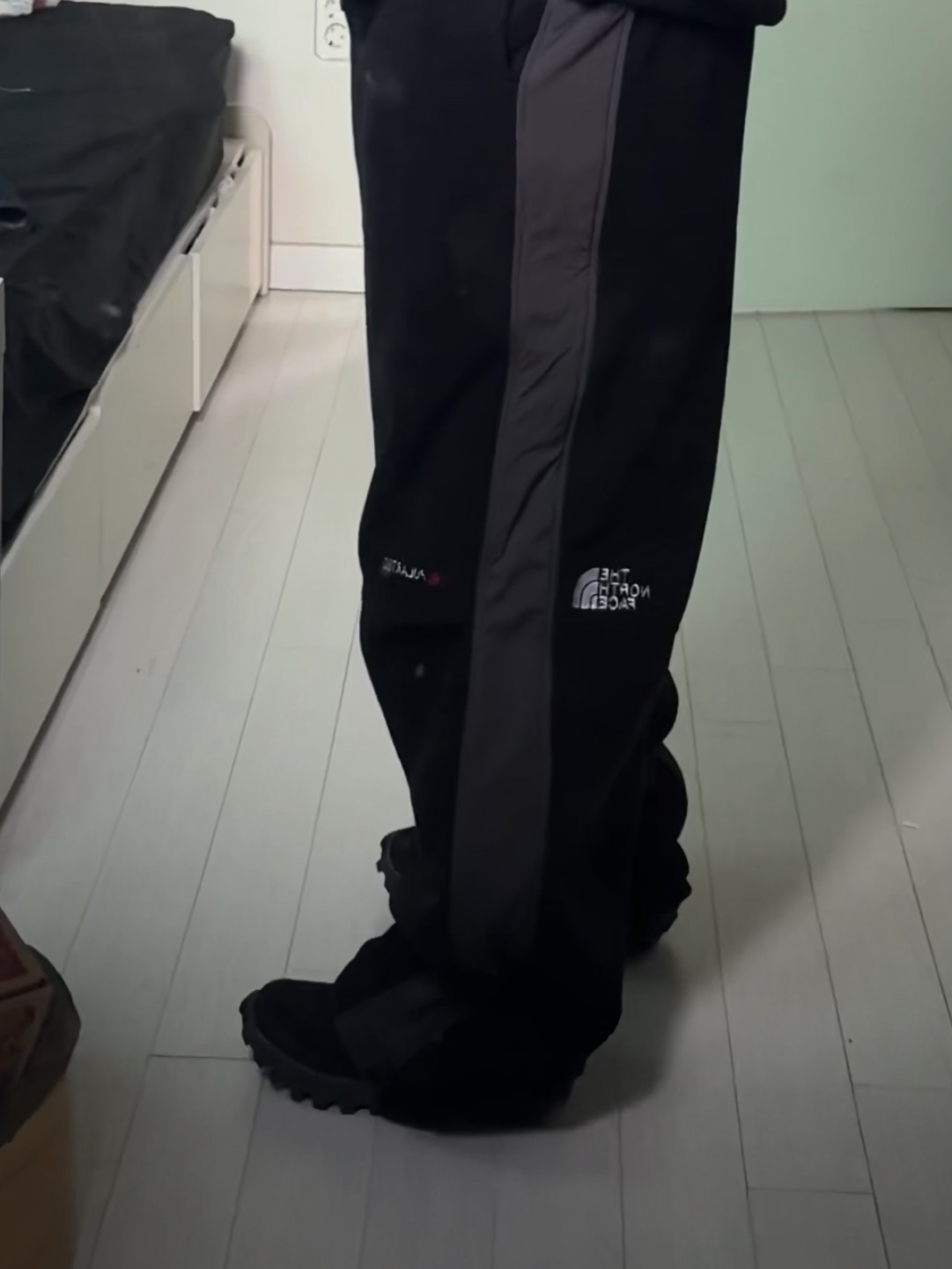 The North Face Banff Fleece Pants Black, Salomon Snowclog Black Asphalt 착용 스타일