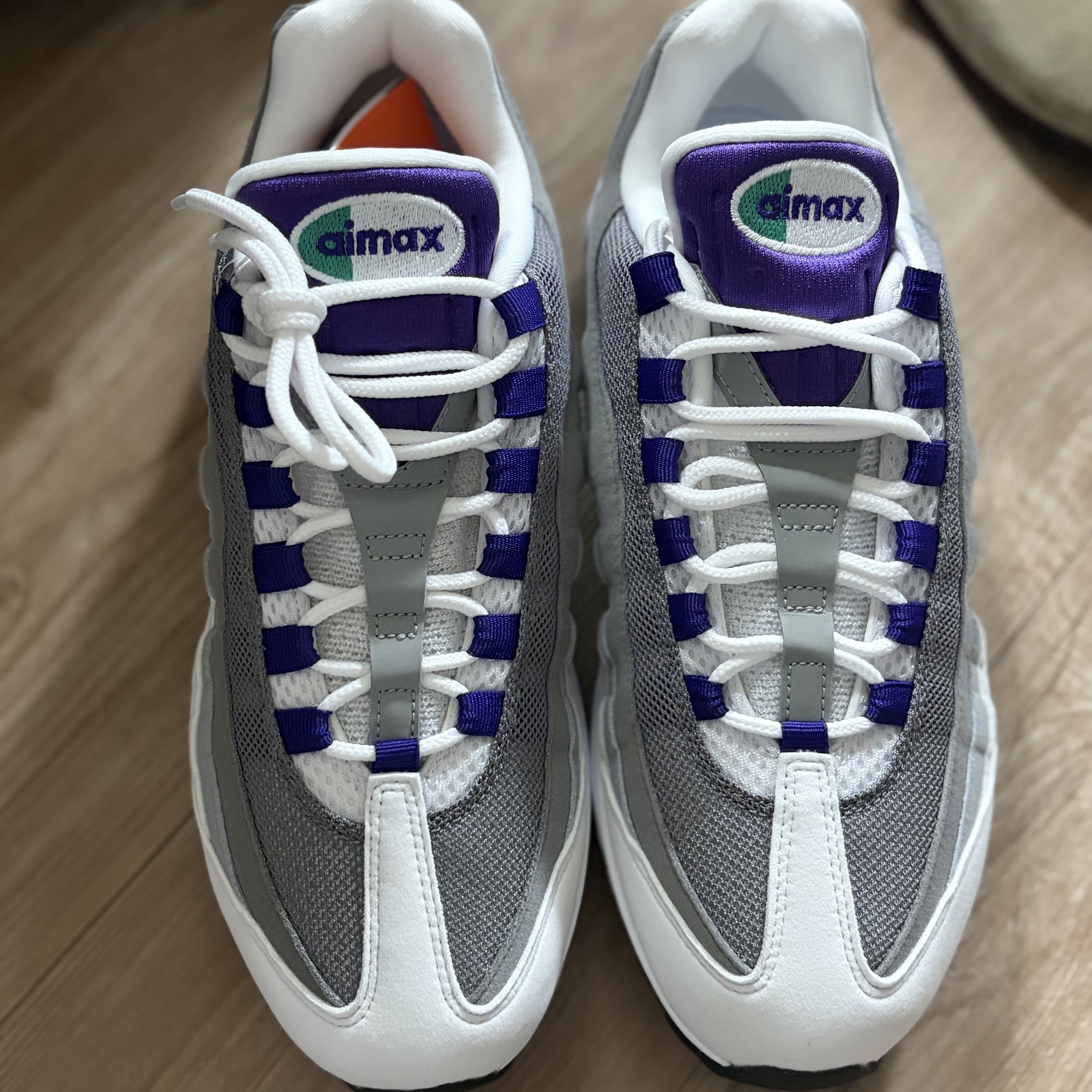 (W) Nike Air Max 95 White Emerald Green 착용 스타일 - 1