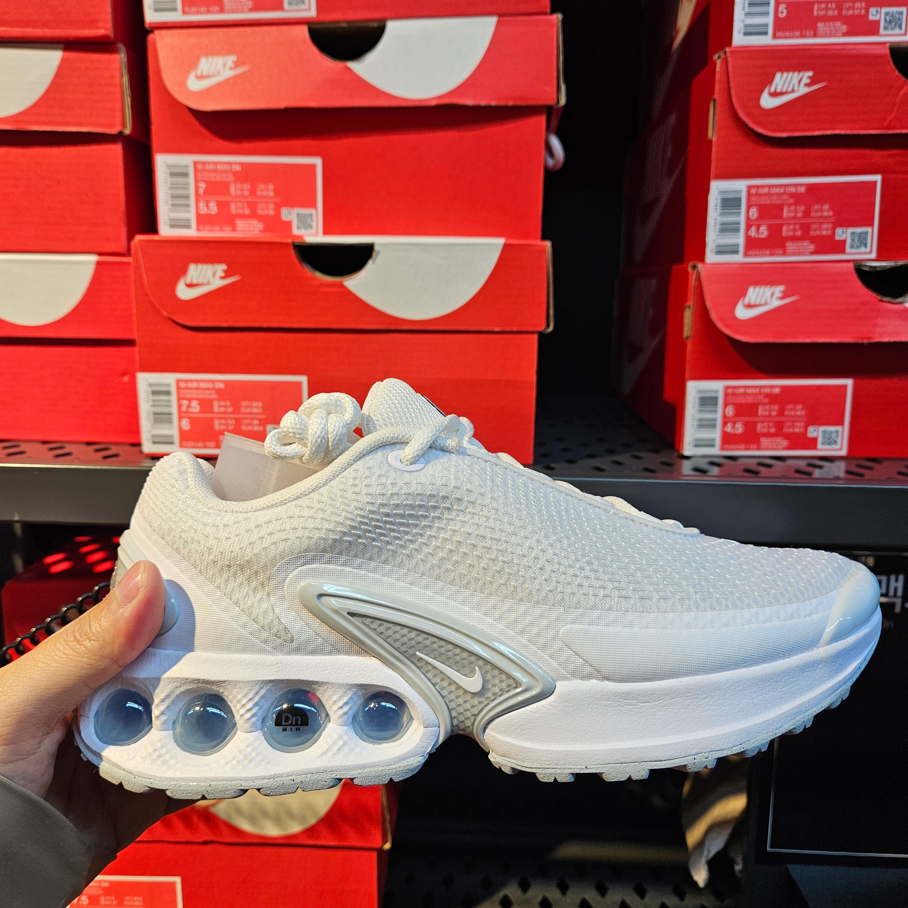 (W) Nike Air Max Dn White Metallic Silver 착용 스타일
