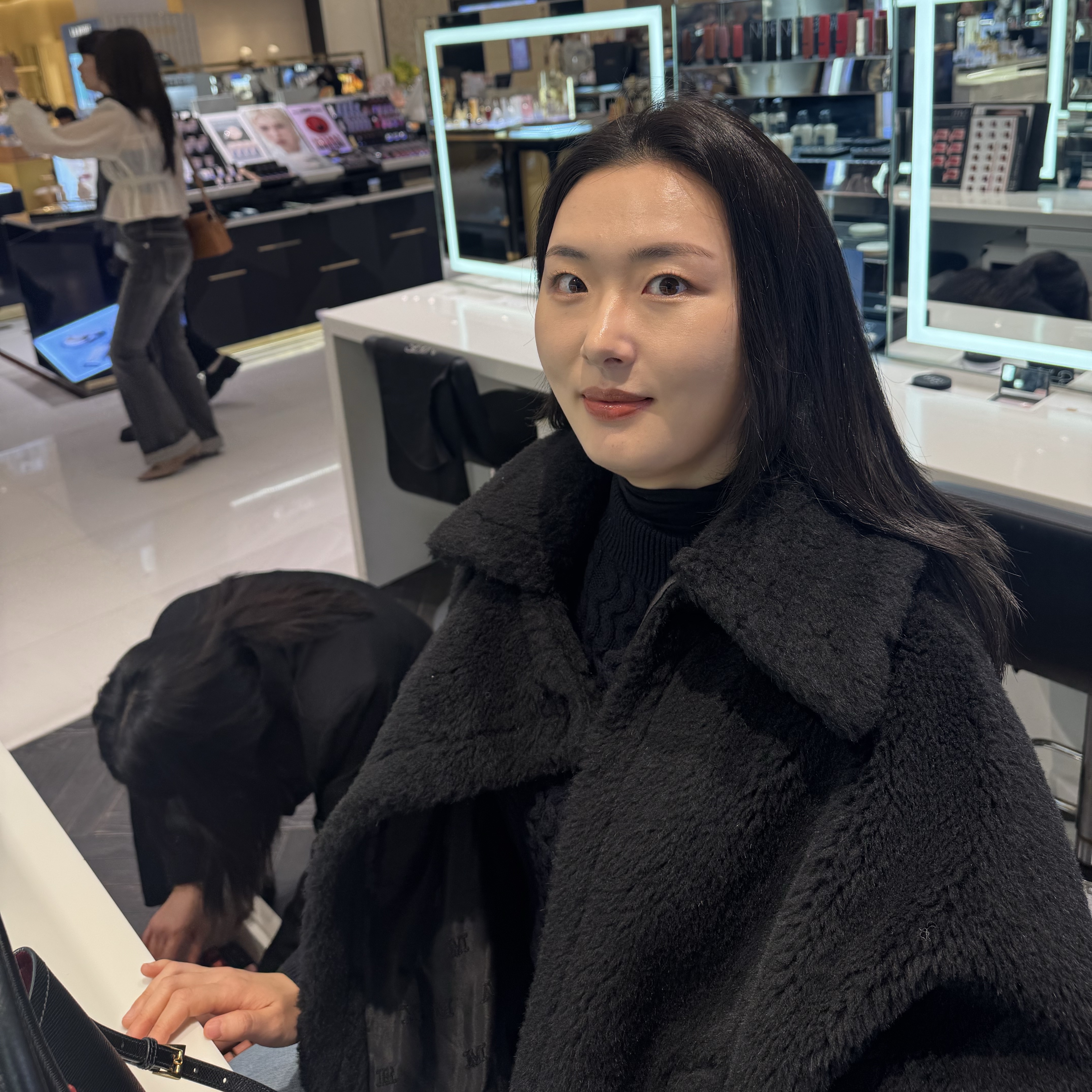 (W) Max Mara Tebei1 Teddy Cape Black, (W) UGG Classic Mini Alpine Chestnut 착용 스타일 - 2