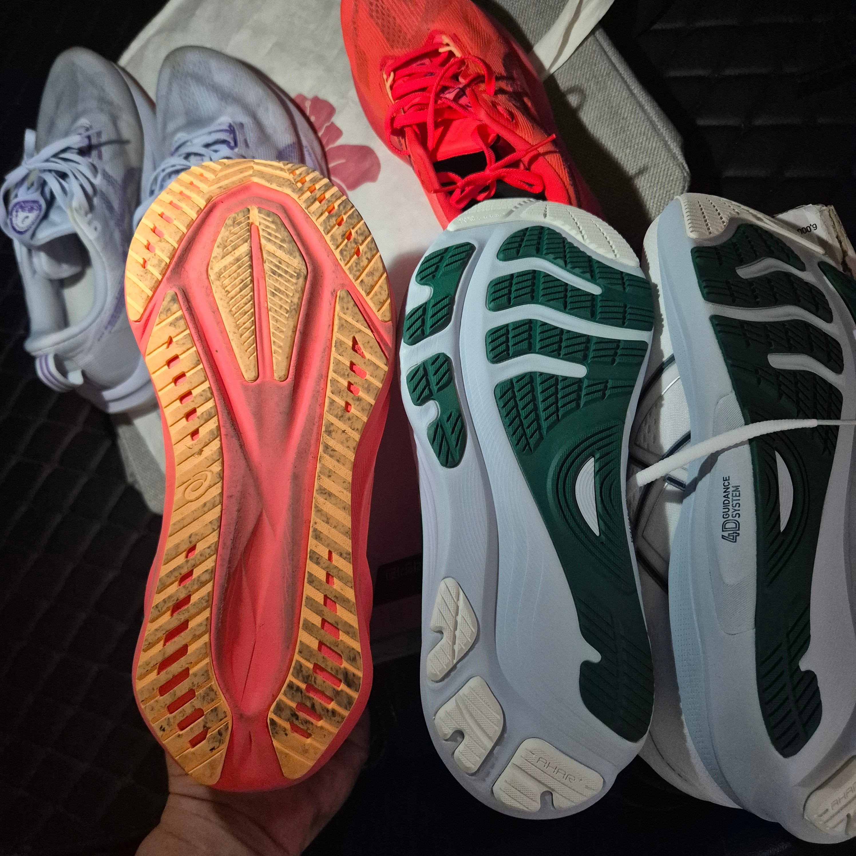 Asics Gel-Kayano 32 White Jasper Green - D Standard, Asics Novablast 5 Flash Red Edo Purple 착용 스타일 - 3