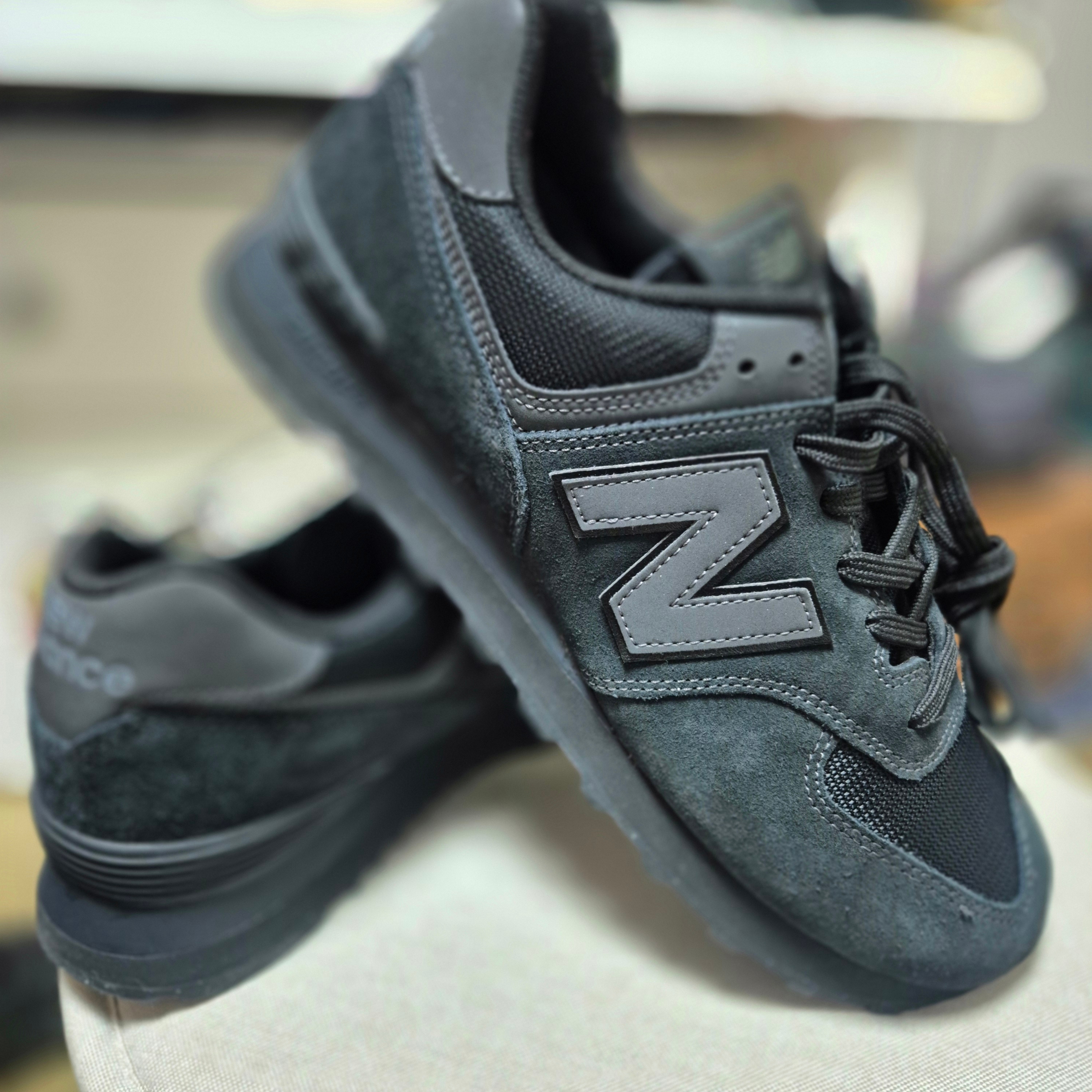 New Balance 574 Triple Black - D Standard 착용 스타일 - 3