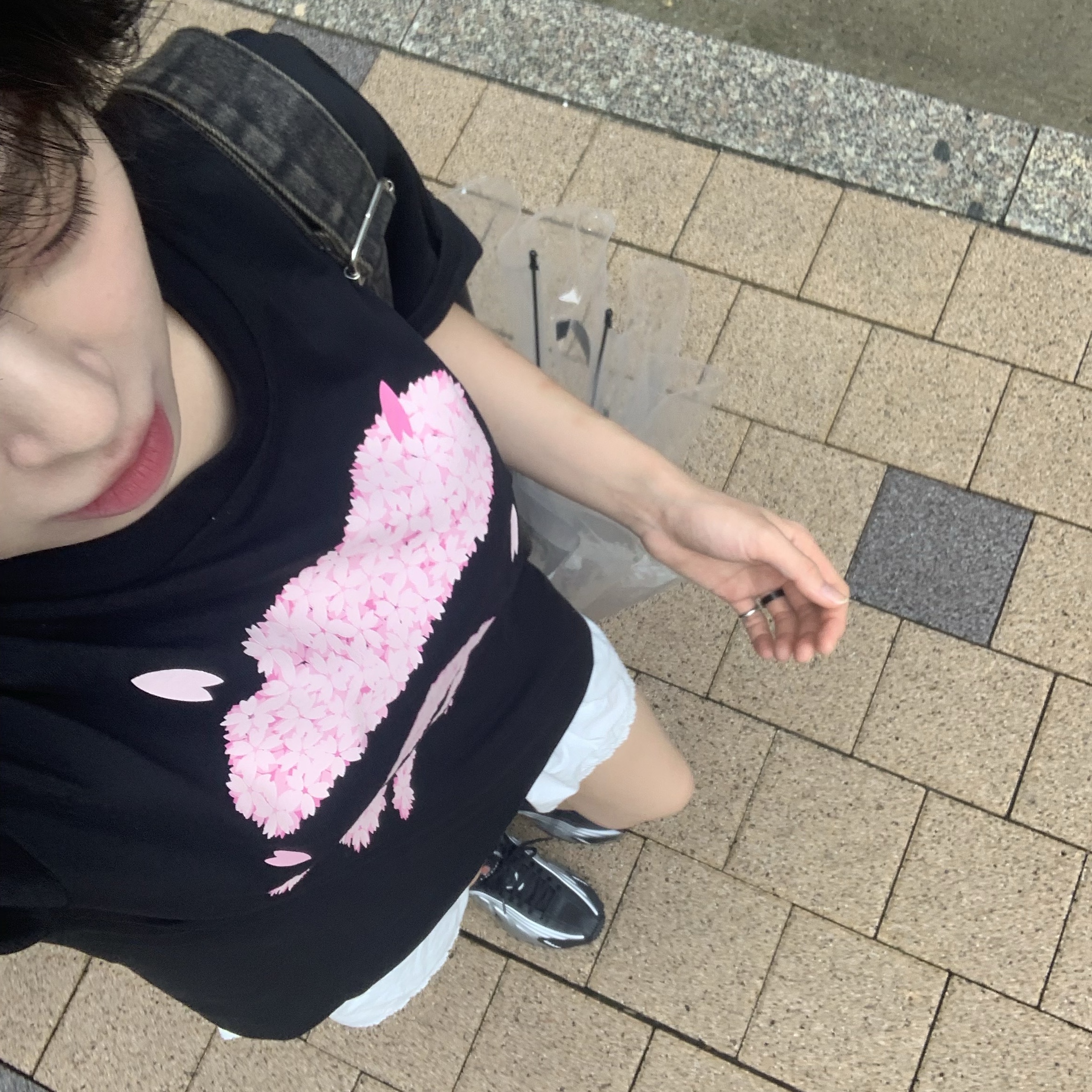 BAPE ABC Camo Ape Face Sta T-Shirt Black Pink, Nike Shox R4 Black and Metallic Silver 착용 스타일 - 2