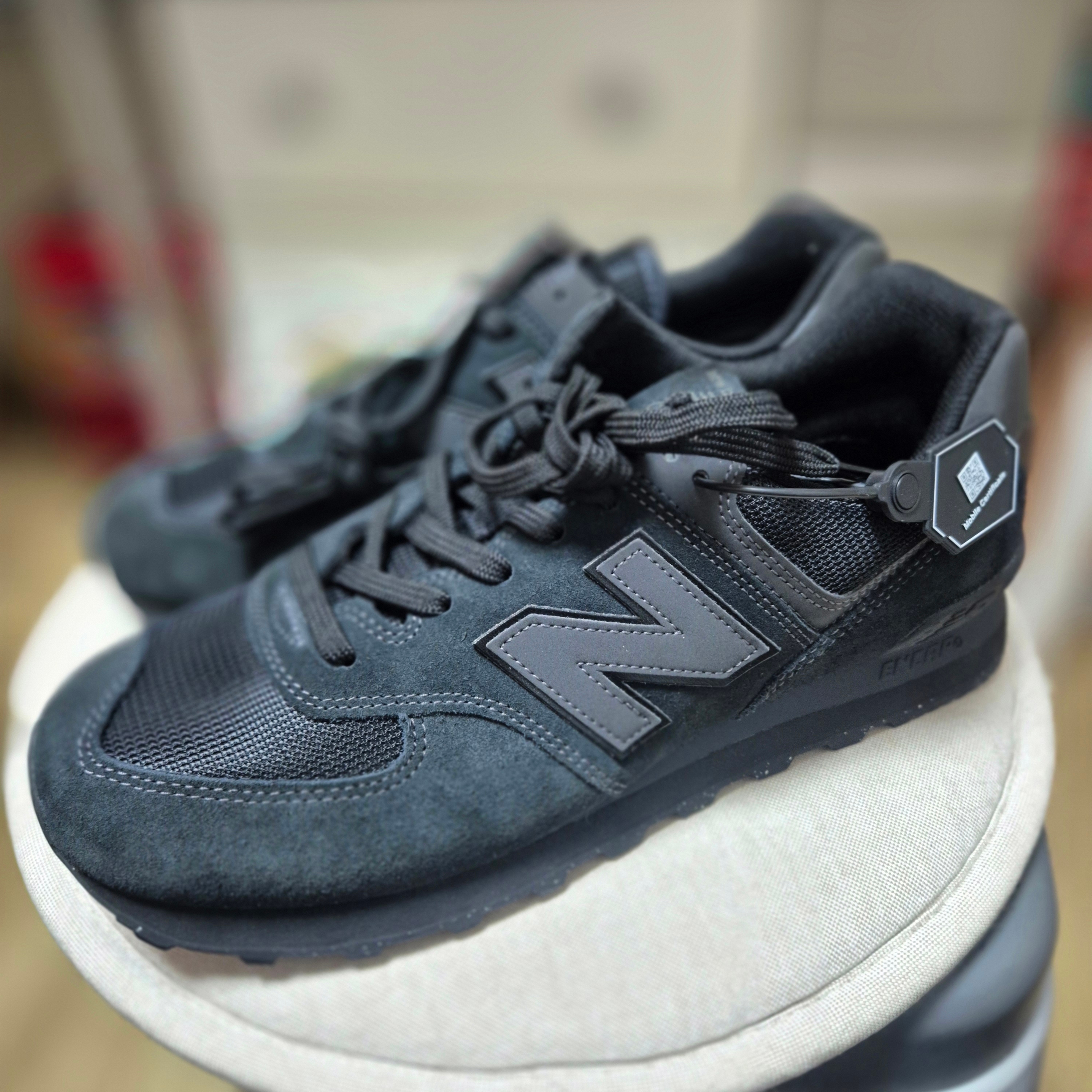 New Balance 574 Triple Black - D Standard 착용 스타일 - 2