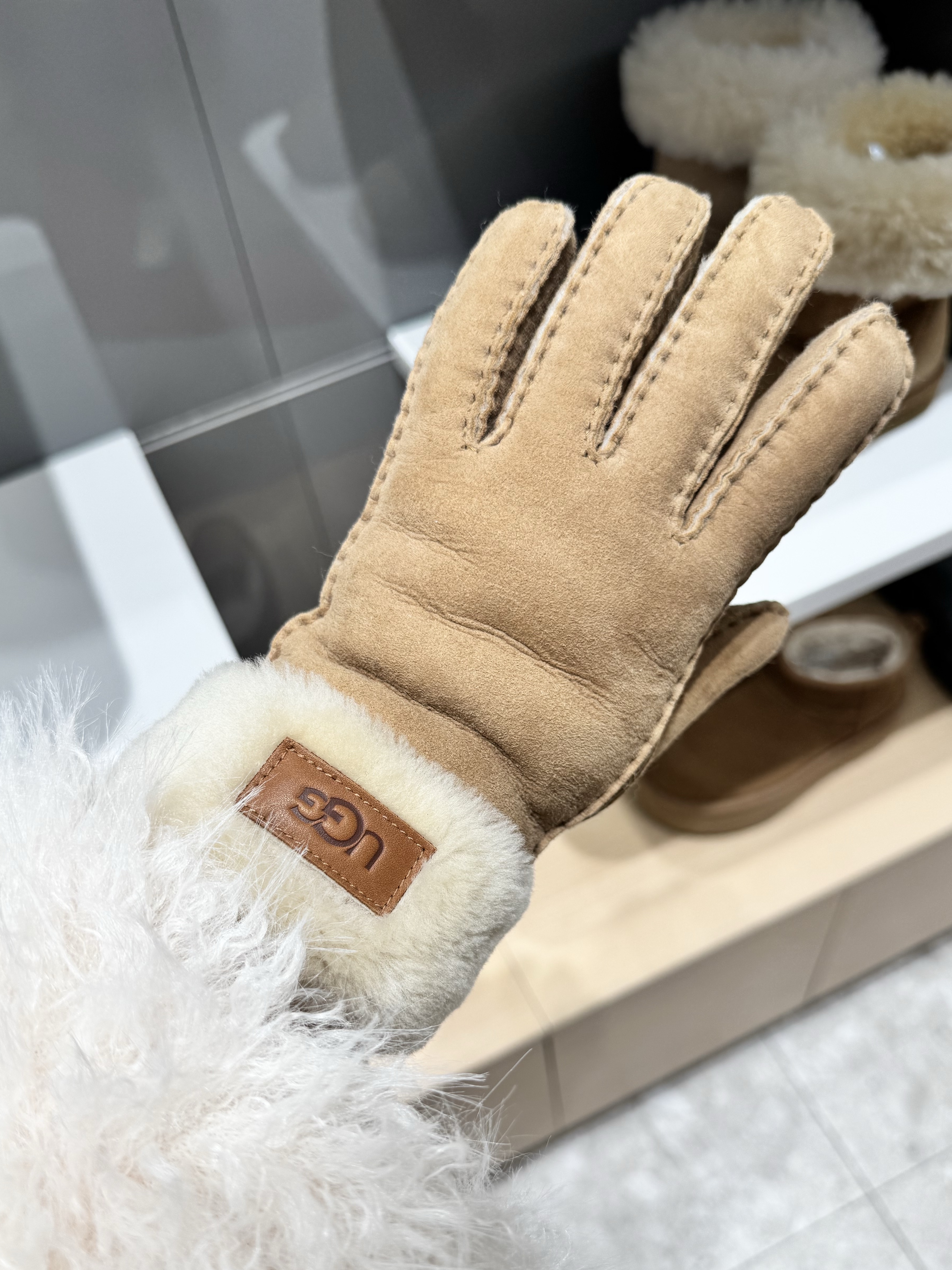 (W) UGG Embroidered Logo Earmuff Chestnut, (W) UGG Sheepskin Tasman Earmuff Chestnut 착용 스타일 - 5
