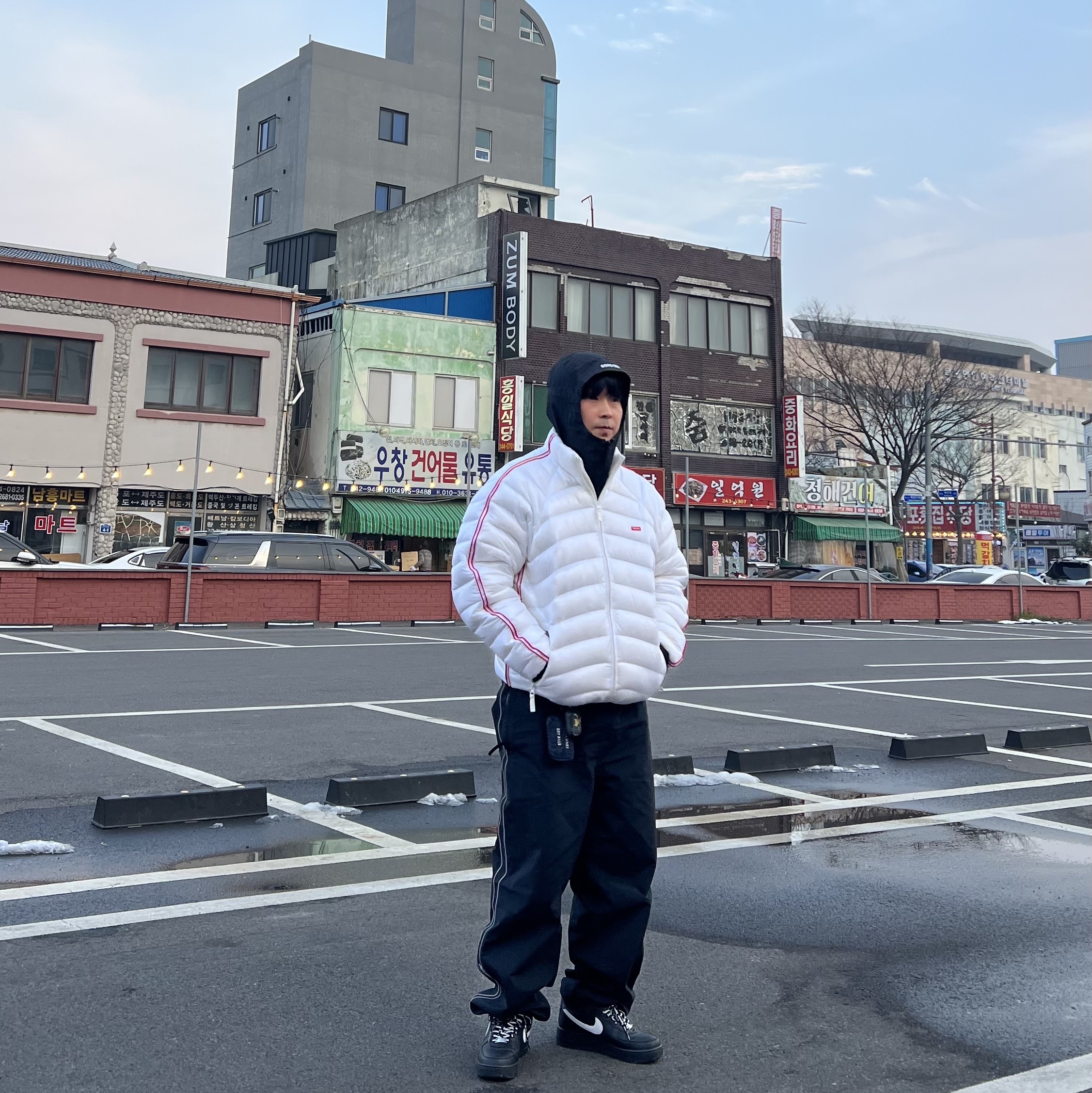 Supreme Micro Down Jacket White - 24SS, Supreme Gore-Tex Track Pant Black - 24SS 착용 스타일 - 1