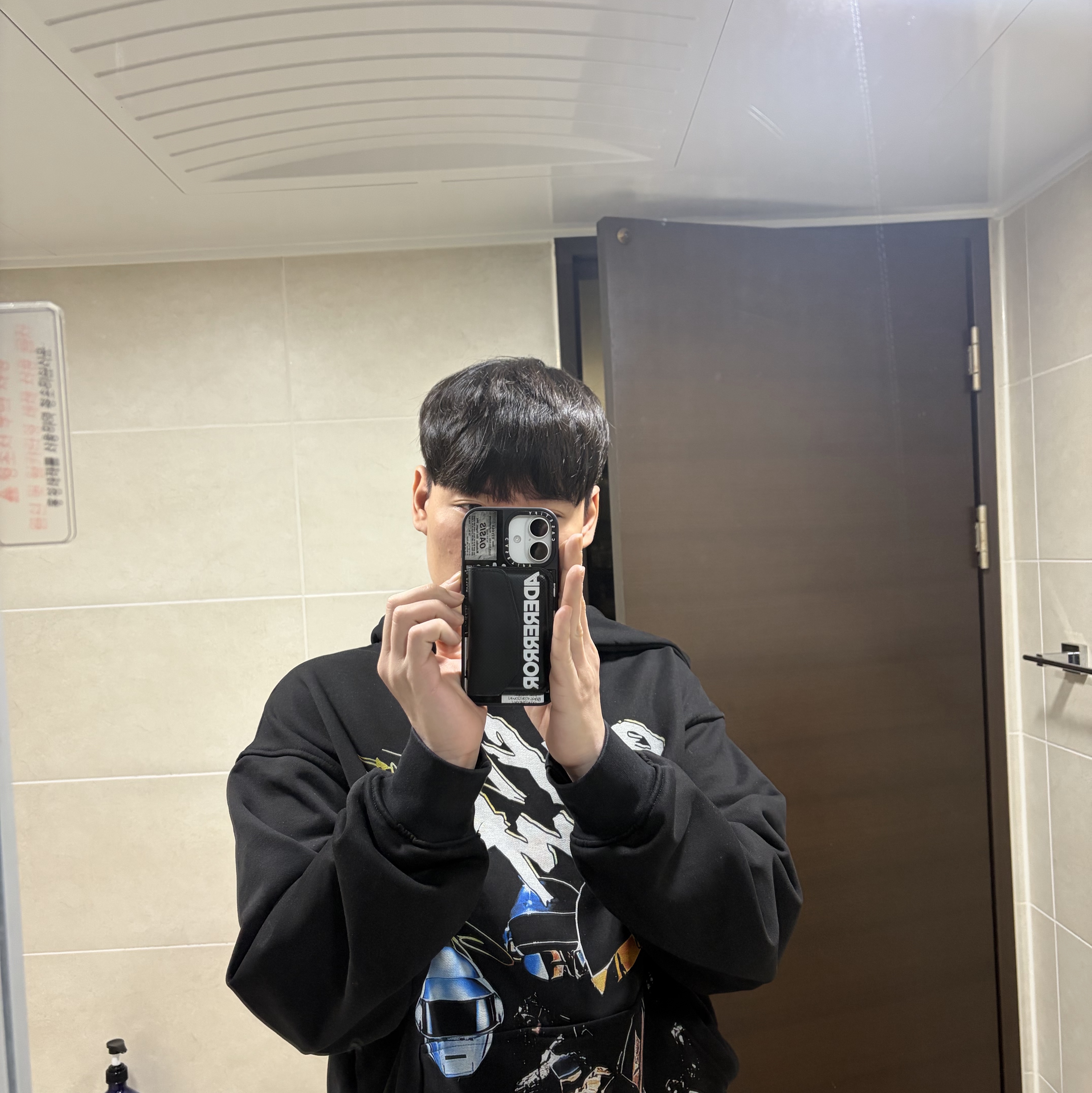 Ader Error Standic Magsafe Wallet Noir 착용 스타일