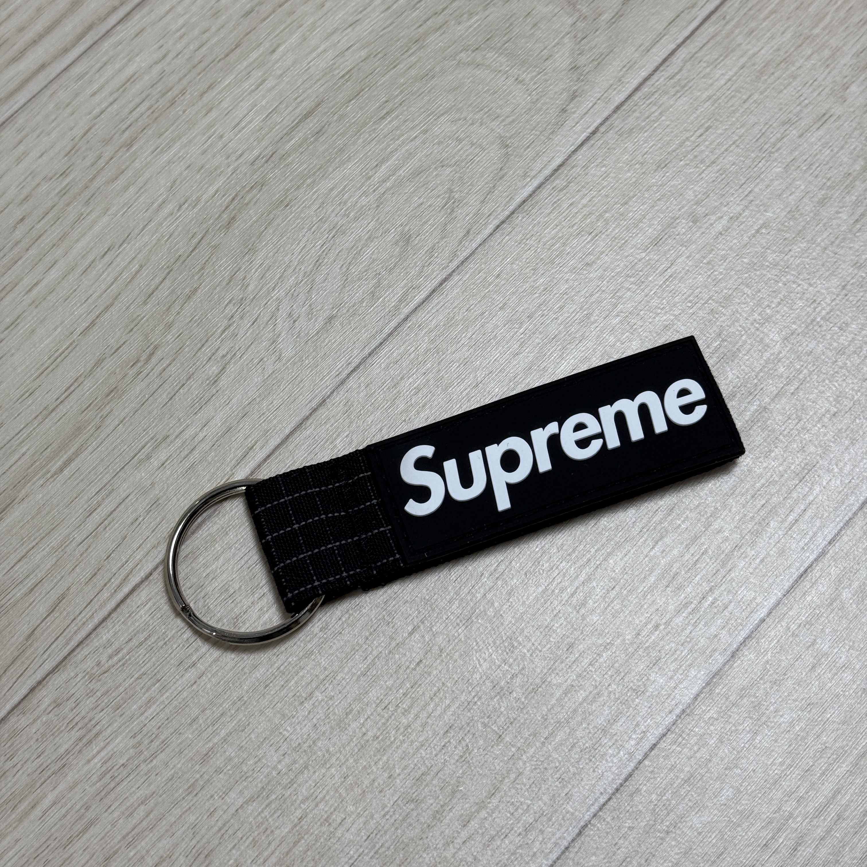Supreme Ripstop Keychain Black - 24SS 착용 스타일