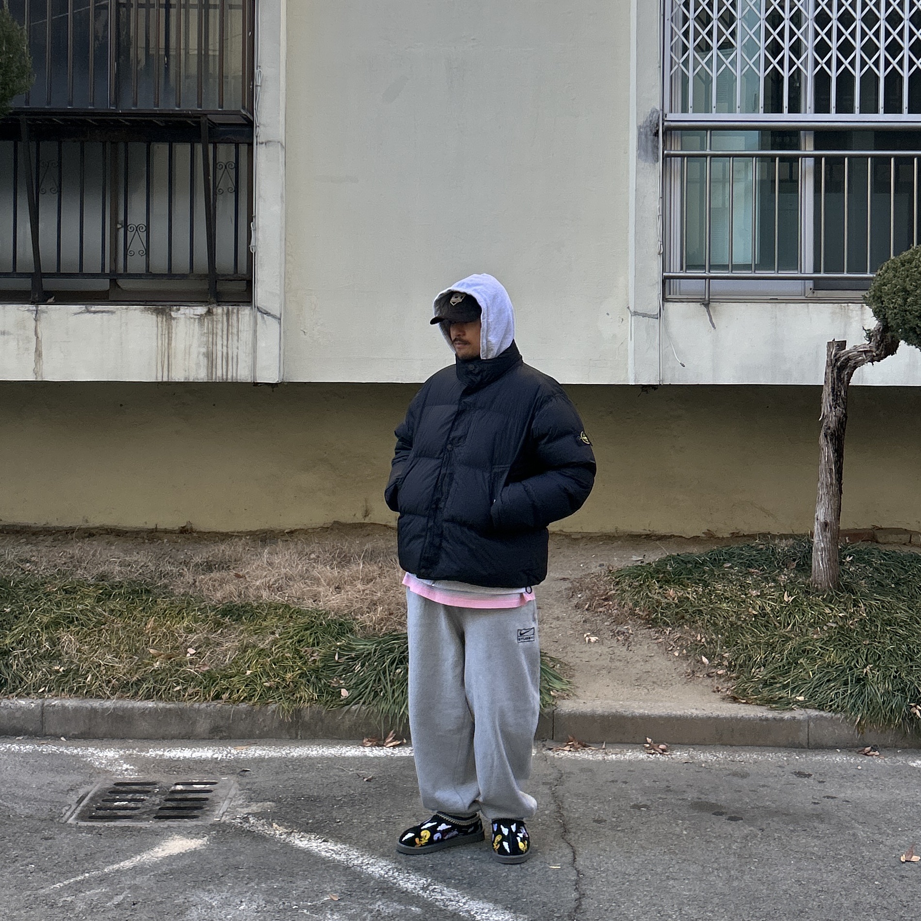 UGG x Palace x Looney Tunes Tasman Slipper Black, Stone Island 4100010 Crinkle Reps NY Recycled Nylon Down Jacket with Wind Resistant Black - 25FW 착용 스타일