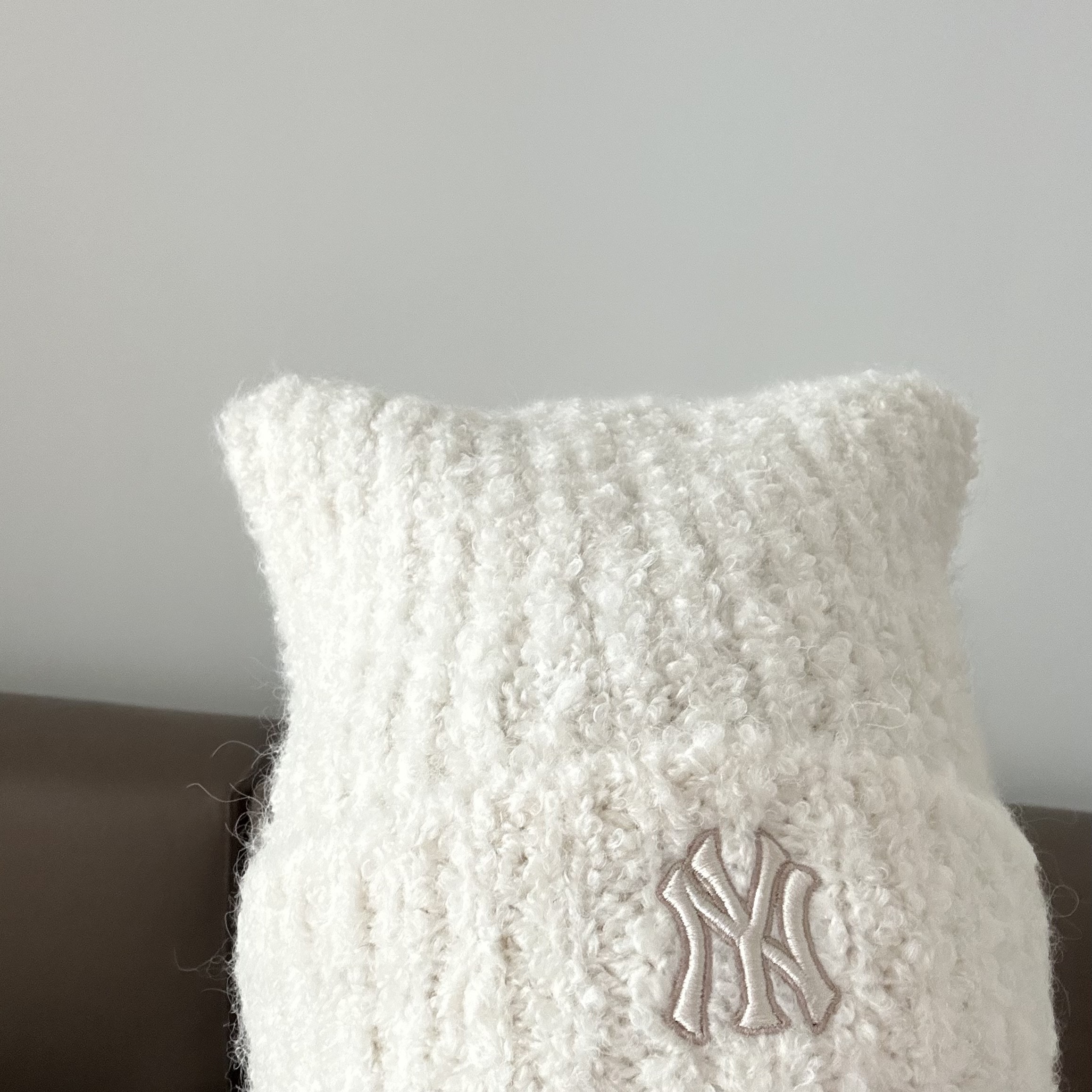 MLB Plush Meowing Beanie Cream 착용 스타일