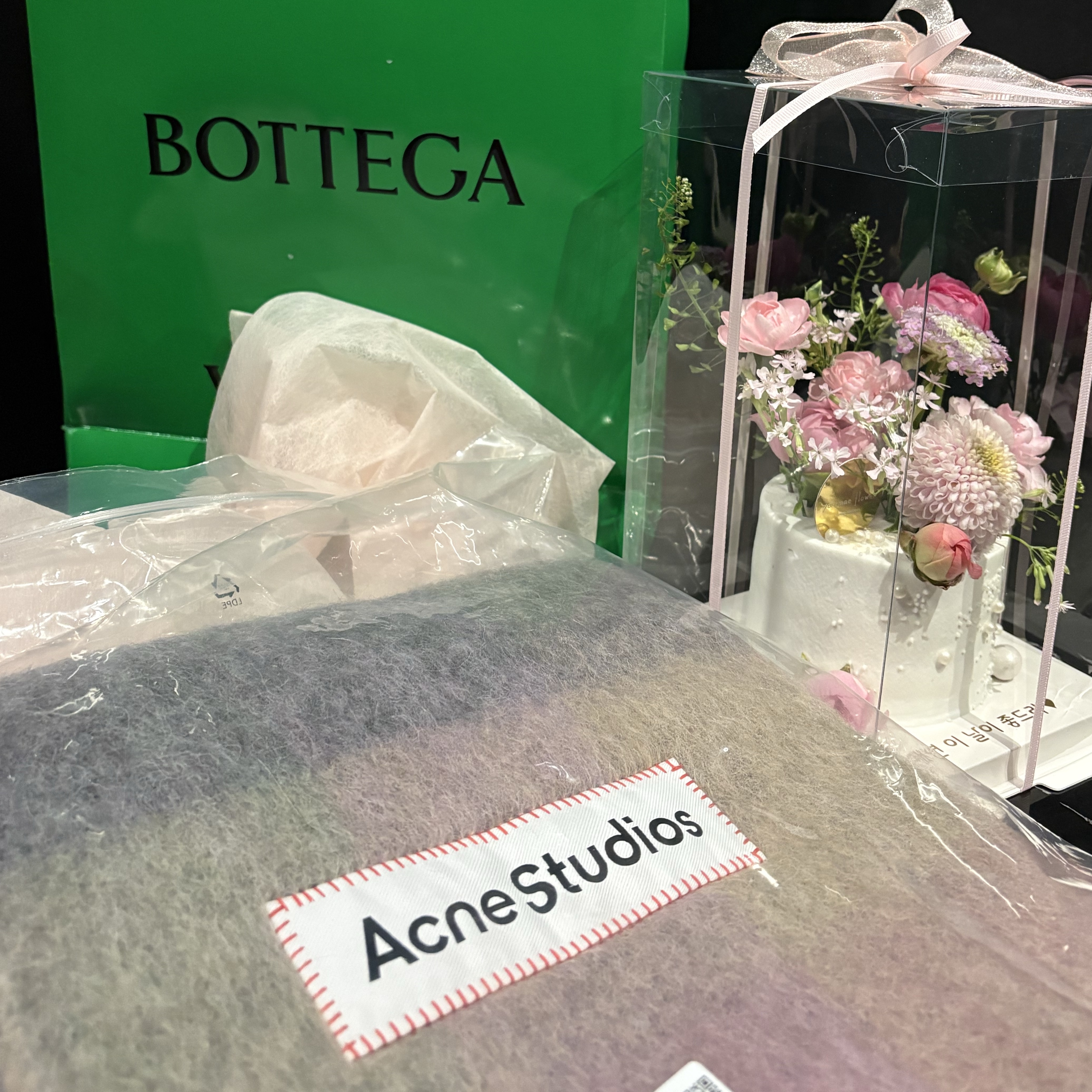 Acne Studios Mohair Check Muffler Fuchsia Lilac Pink 착용 스타일