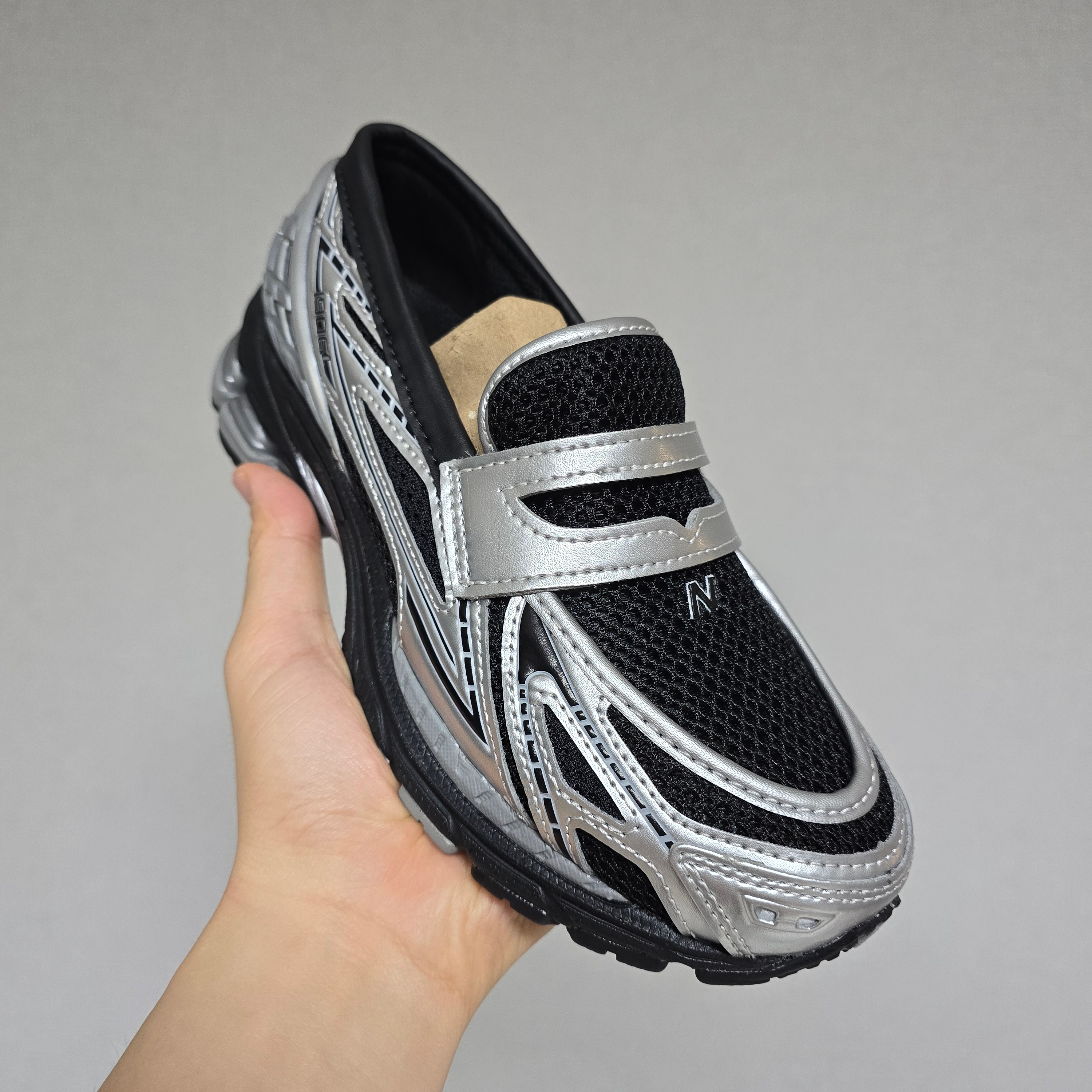 New Balance 1906L Silver Metallic Black 착용 스타일