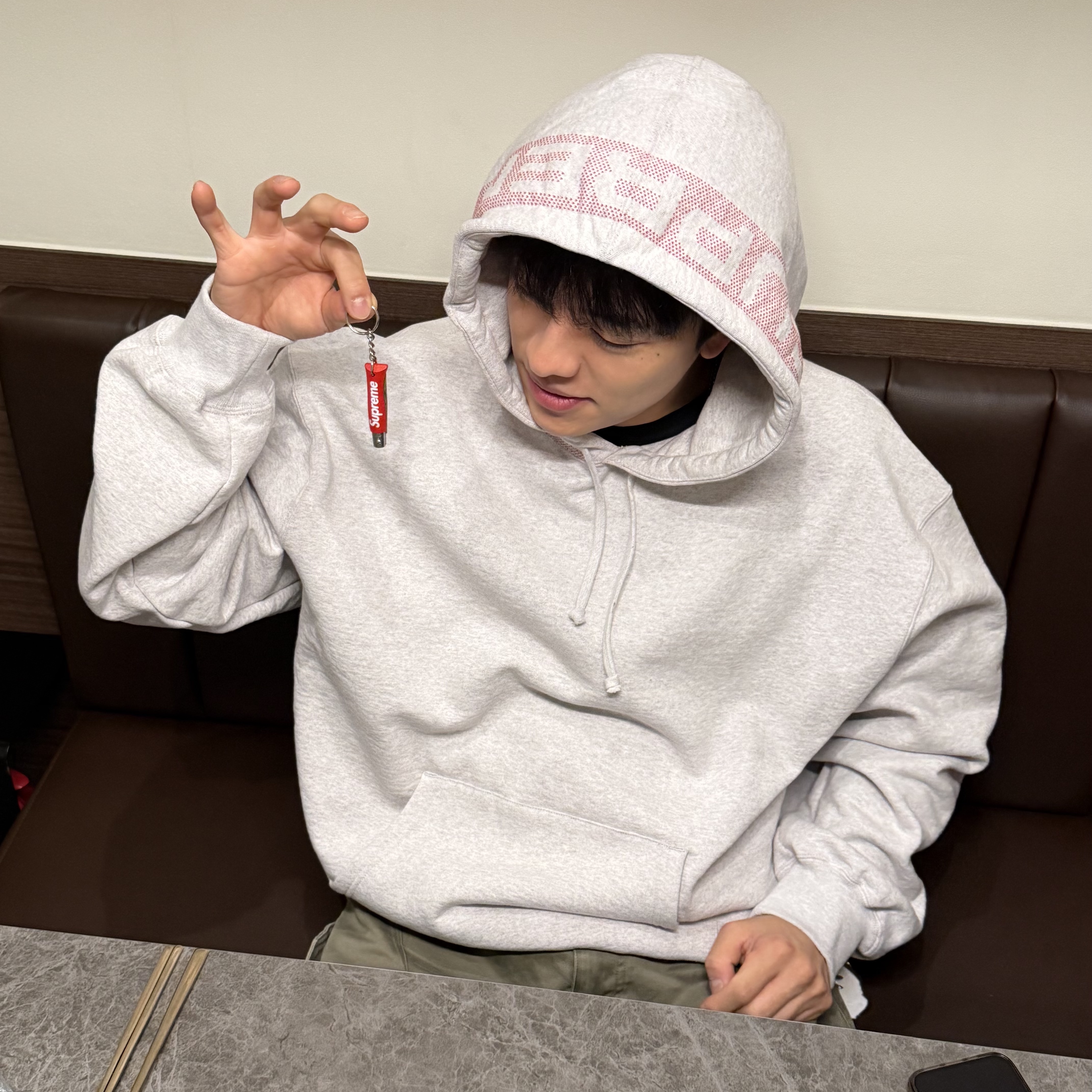 Supreme Jacquard Stripe Hooded Sweatshirt Ash Grey - 24SS, Supreme x Opinel No. 4 Knife Keychain Red - 25FW 착용 스타일 - 1