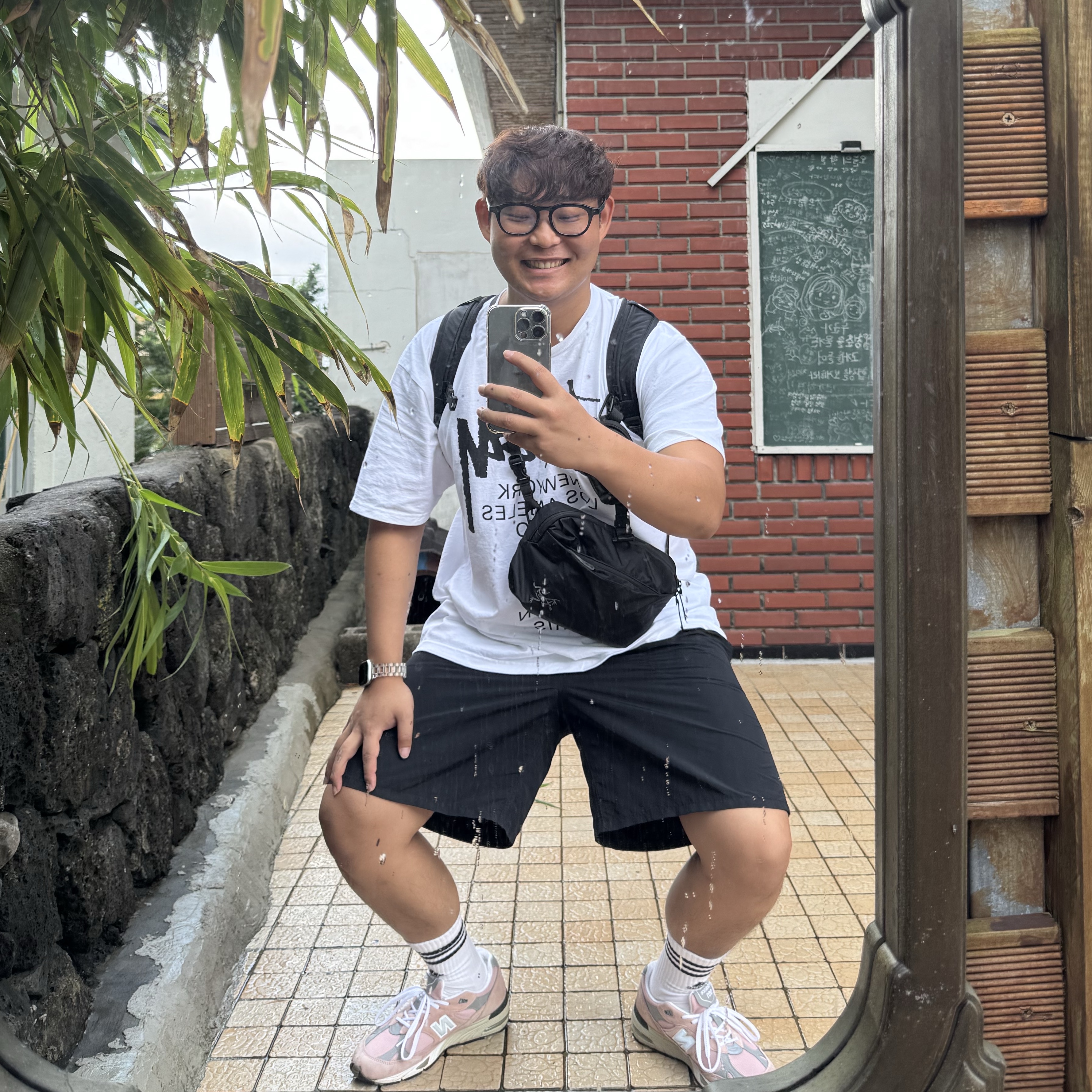 Stussy World Tour T-Shirt White, Arc'teryx Heliad 6 Crossbody Bag Black 착용 스타일 - 2