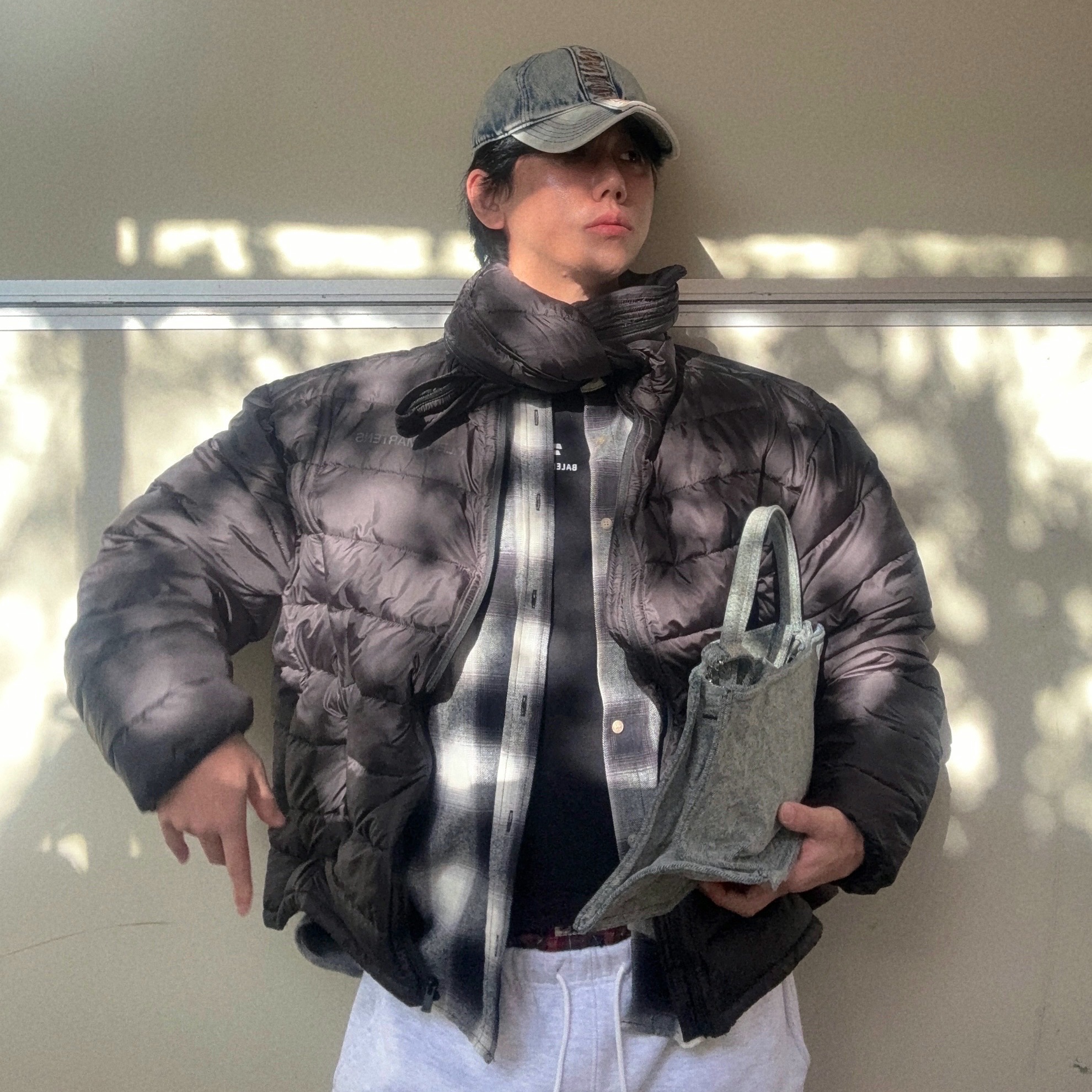 H&M x Glenn Martens Boning Detail Puffer Jacket Black, H&M x Glenn Martens Design Detail Denim Cap Light Denim Blue 착용 스타일 - 1