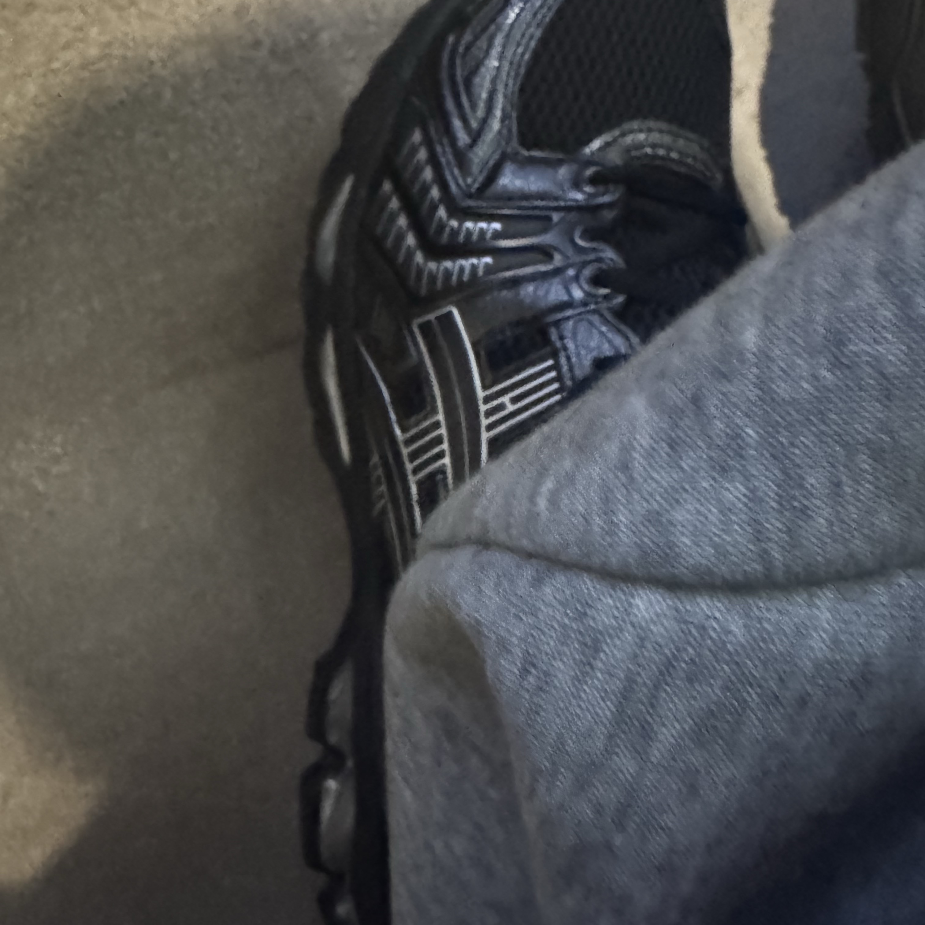 Asics Gel-Kayano 14 Black Pure Silver 착용 스타일 - 2