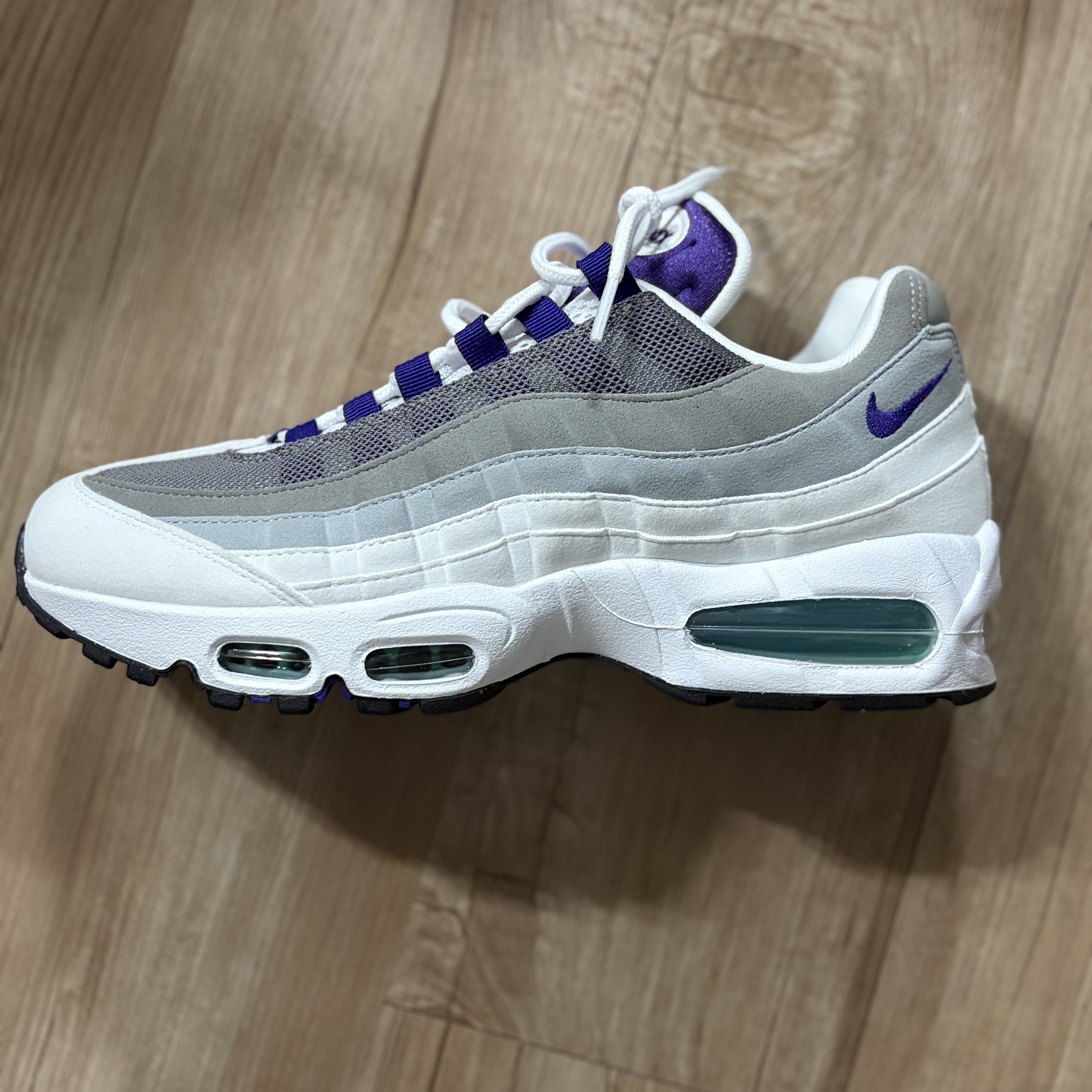 (W) Nike Air Max 95 White Emerald Green 착용 스타일 - 2
