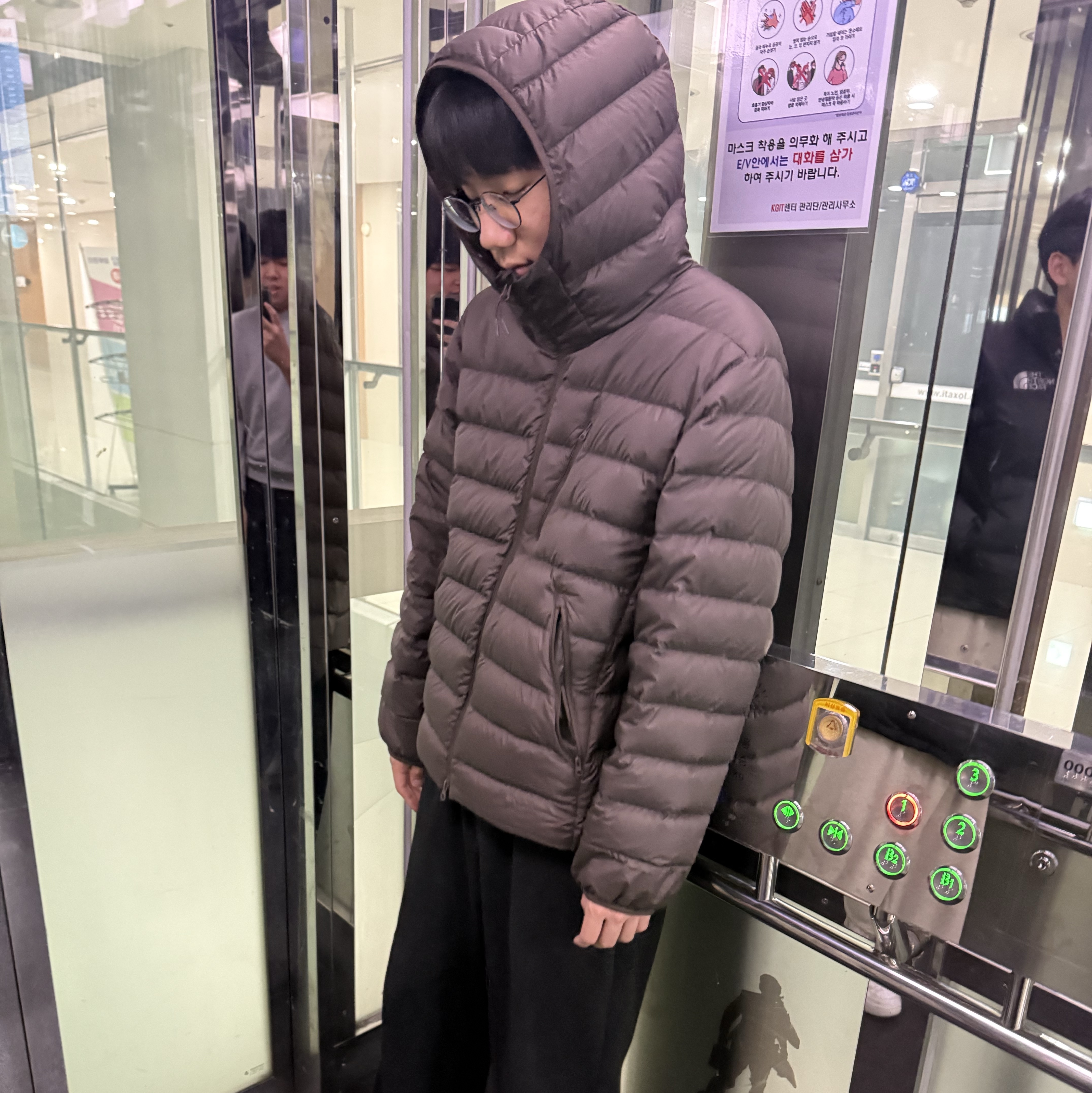 Musinsa Standard City Leisure Hooded Light Down Jacket Brown 착용 스타일 - 2