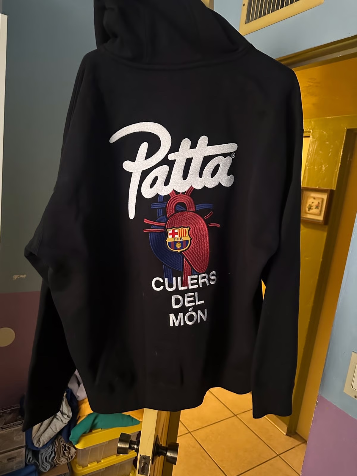 IAB Studio IAB Camo Logo Hoodie Black, Nike x Patta x FC Barcelona Solo Swoosh Hoodie Culers del Món (FD4147-010) 착용 스타일 - 1