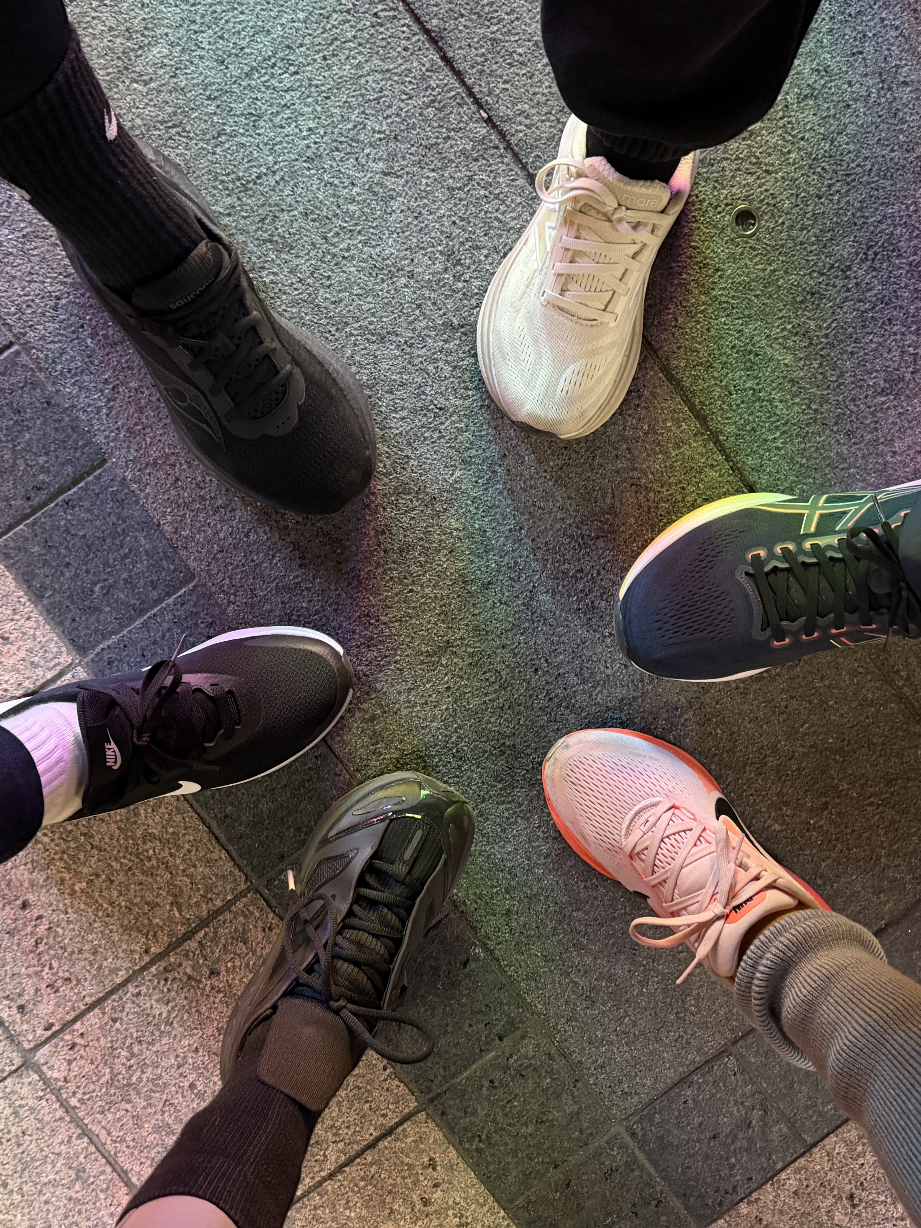 (W) Nike Vomero 18 Atmosphere Bright Crimson, Asics Gel-Kayano 32 Midnight Black - D Standard 착용 스타일 - 2