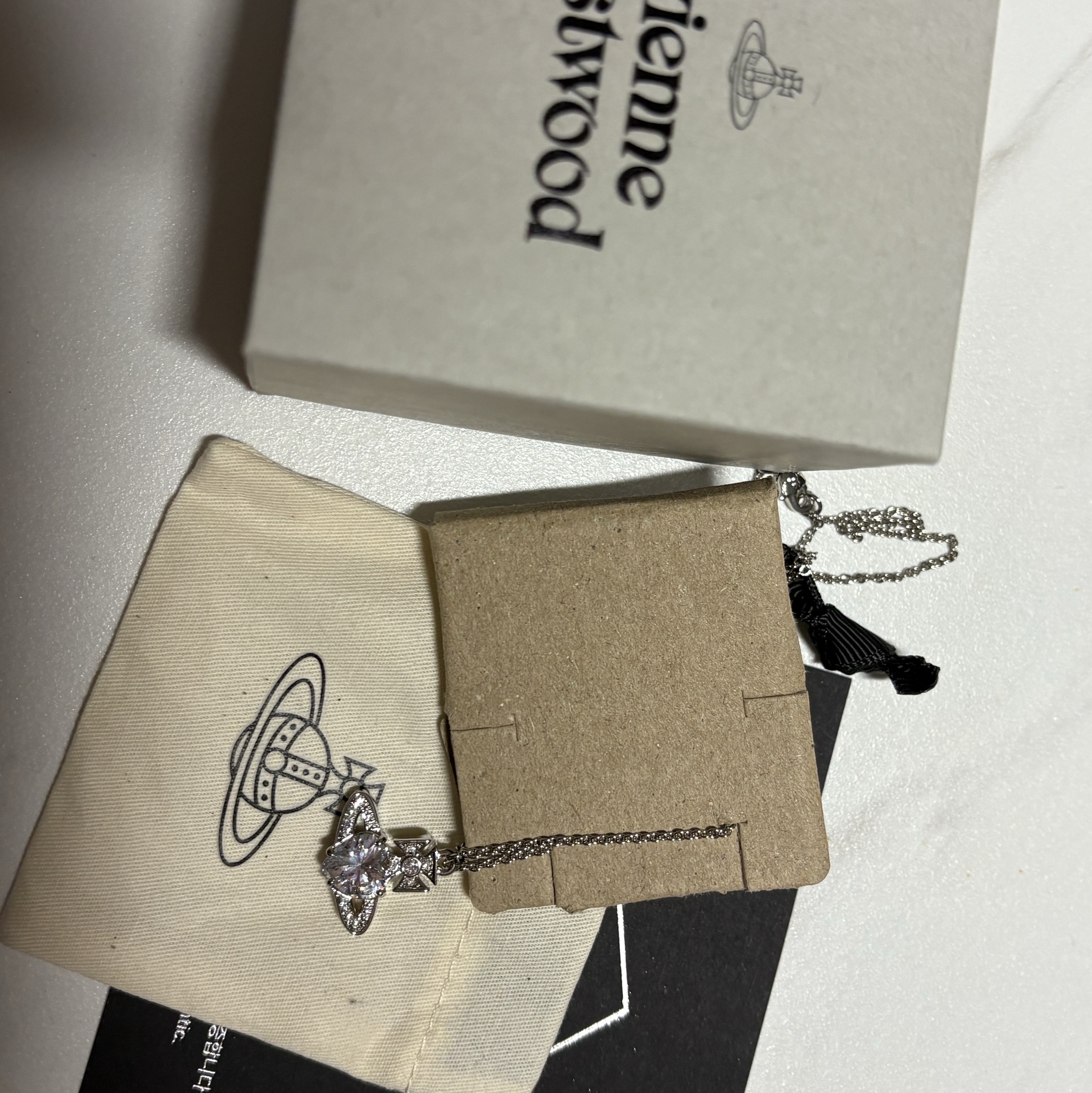 Vivienne Westwood Ariella Pendant Platinum 착용 스타일