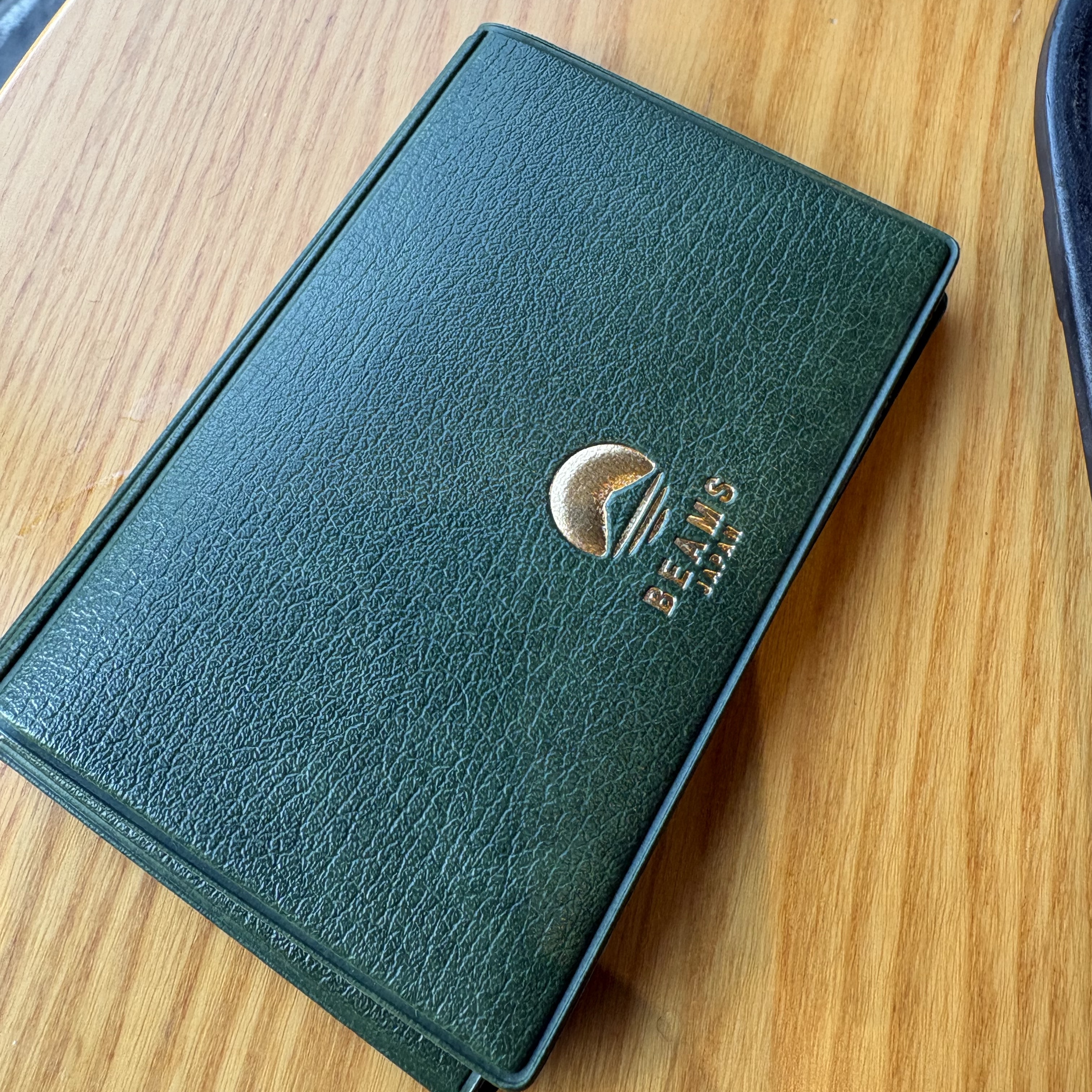 Beams x Hightide Special Order Pass & Card Case Green 착용 스타일