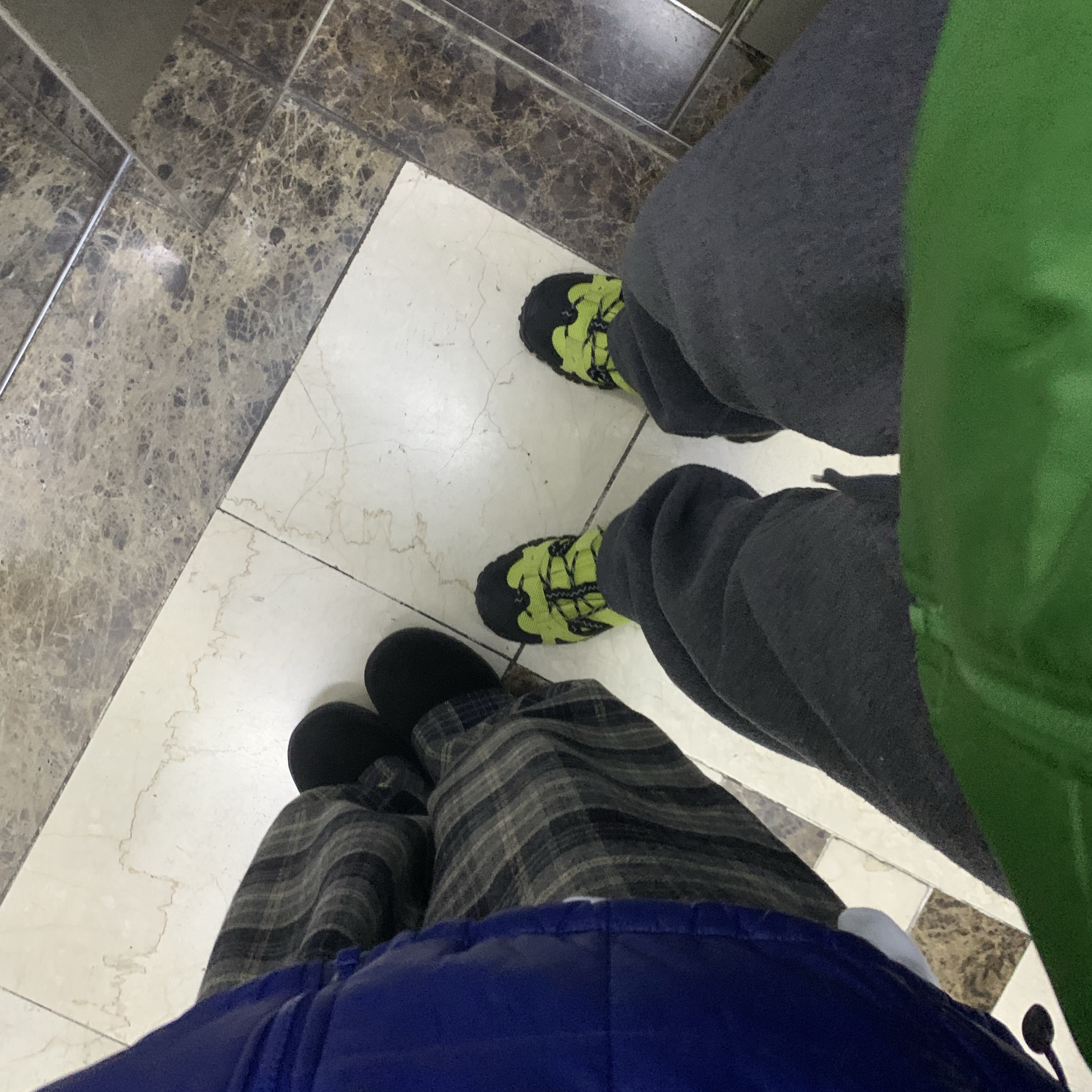 (W) UGG Classic Ultra Mini Platform Boots Black 착용 스타일 - 1