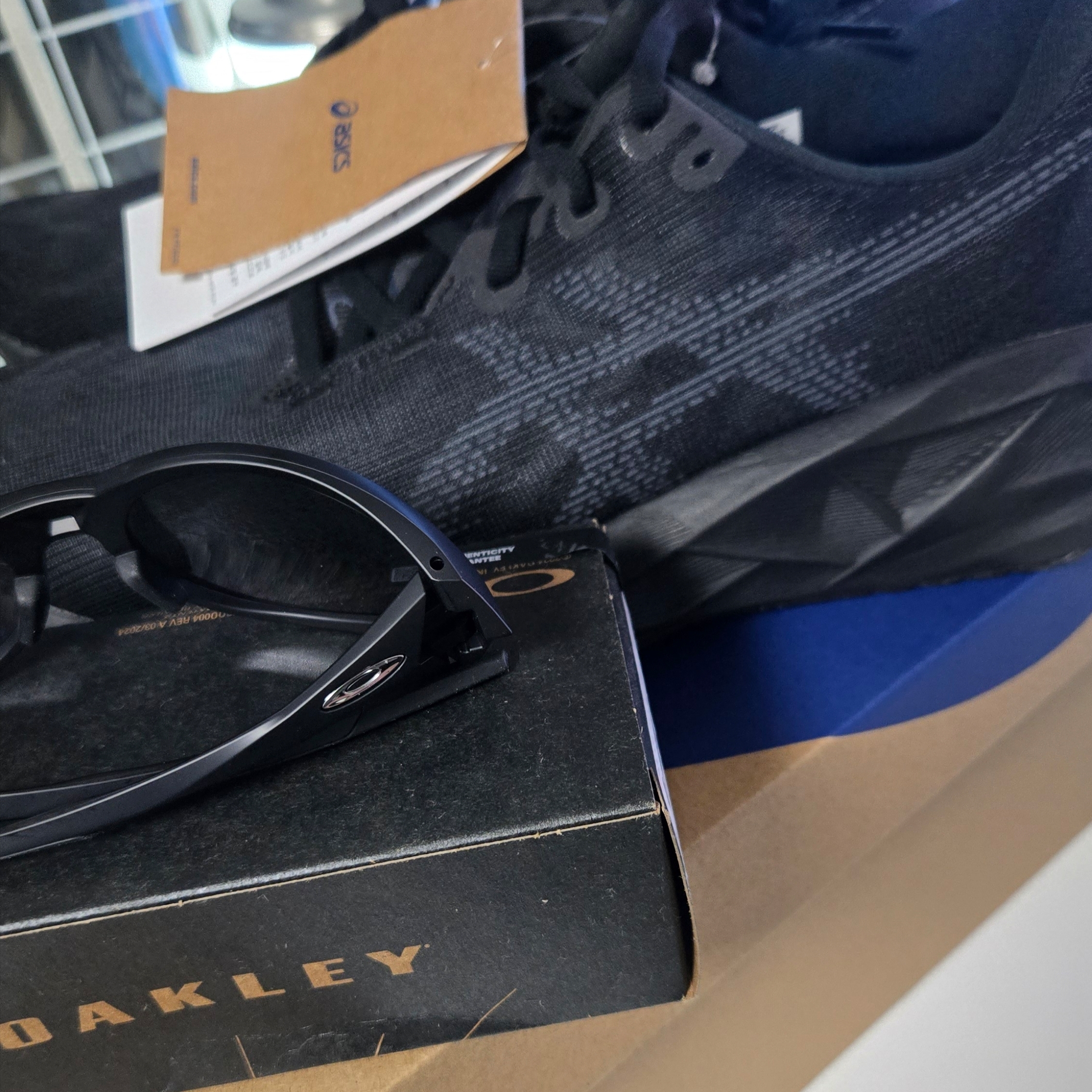 Oakley Eye Jacket Redux Matte Black Frame Prizm Grey Lenses High Bridge Fit, Asics Novablast 5 Black Carrier Grey - 2E Wide 착용 스타일 - 2