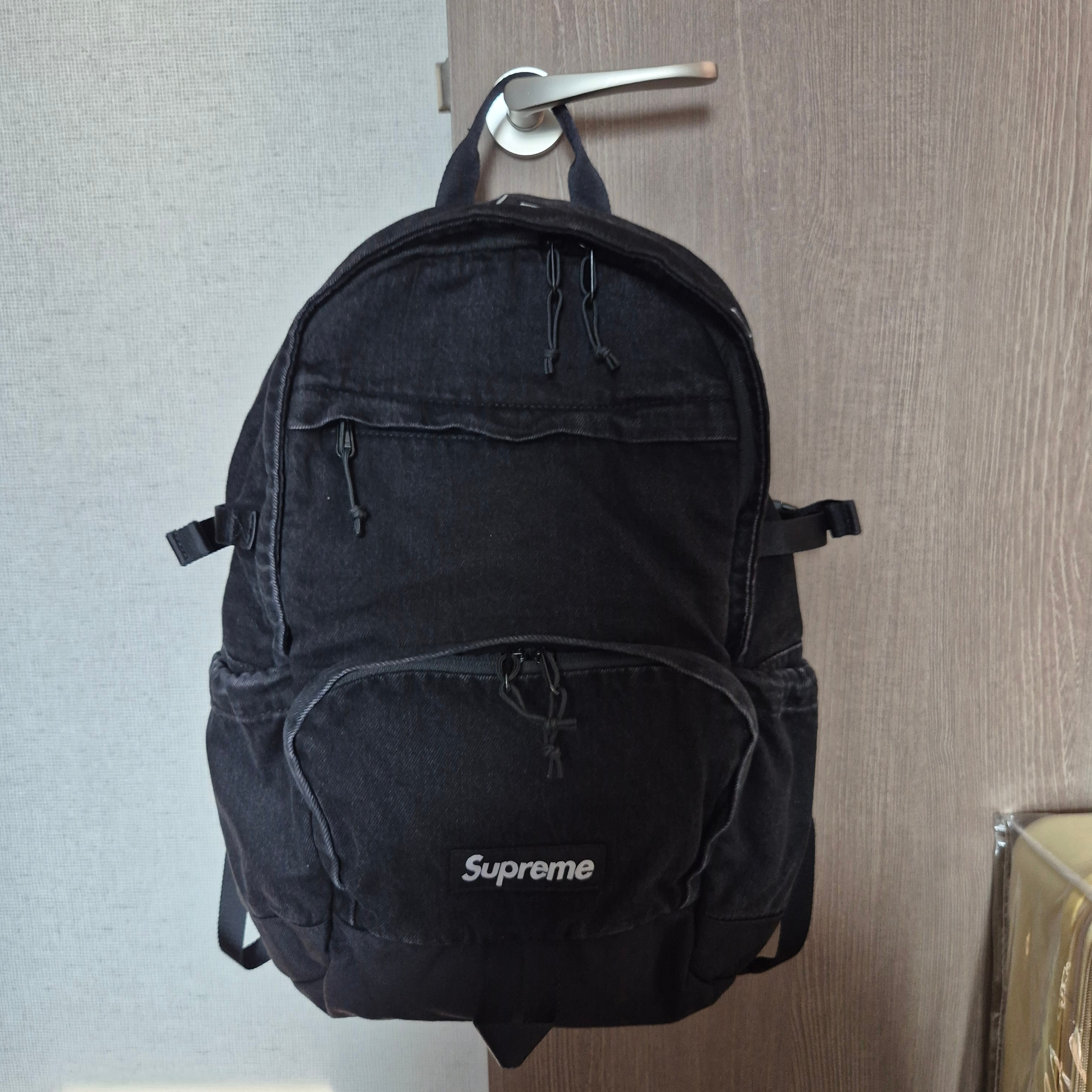 Supreme Denim Backpack Black - 25FW, Supreme Micro Down Half Zip Hooded Pullover Silver - 25FW 착용 스타일 - 1