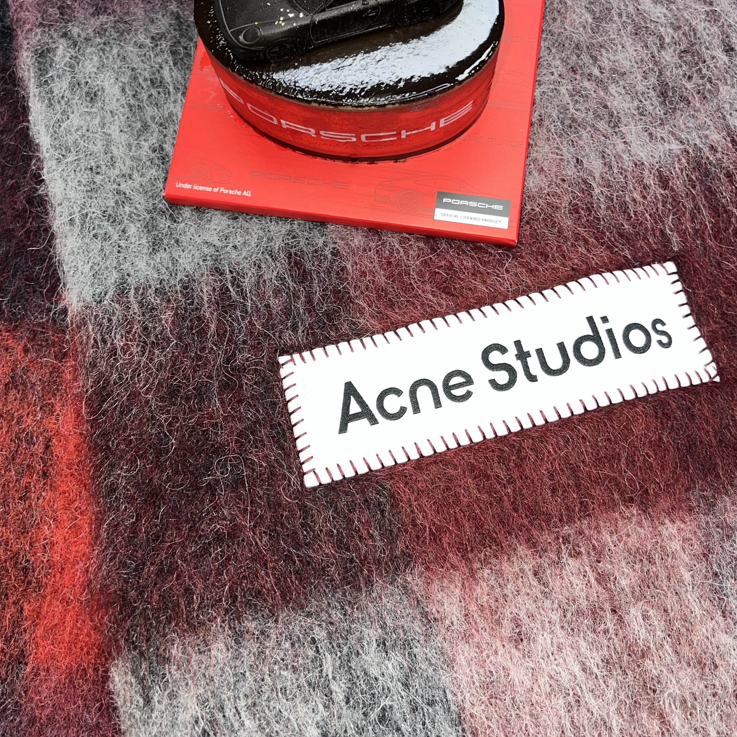 (W) Acne Studios Mohair Checked Muffler Red Black, Louis Vuitton Alma BB Epi Black 착용 스타일 - 4
