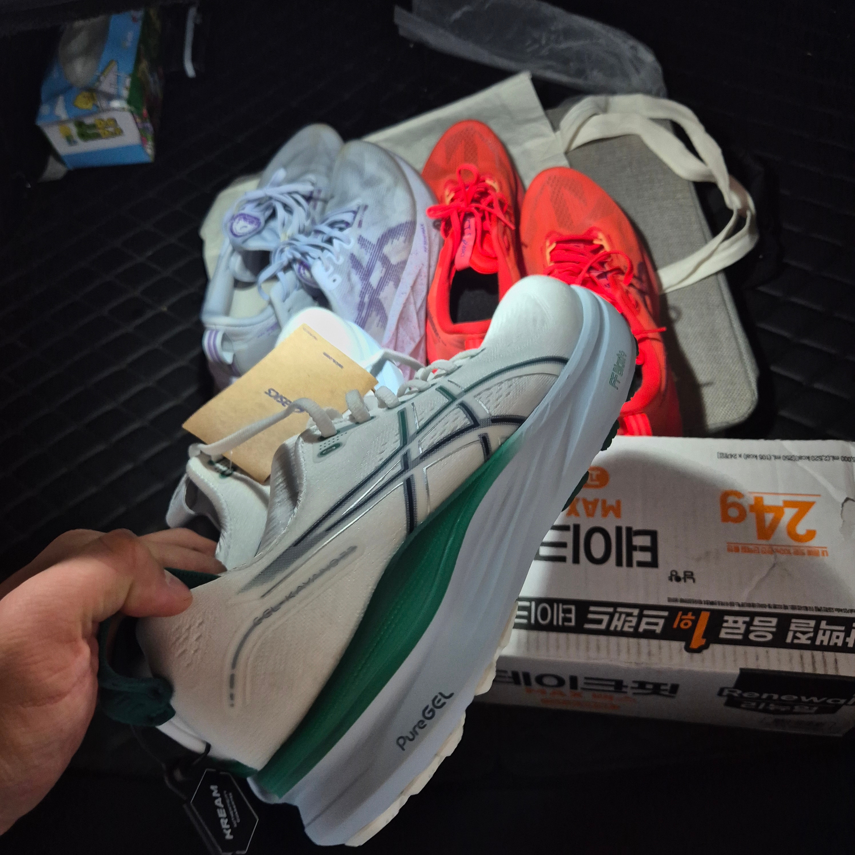 Asics Gel-Kayano 32 White Jasper Green - D Standard, Asics Novablast 5 Flash Red Edo Purple 착용 스타일 - 2