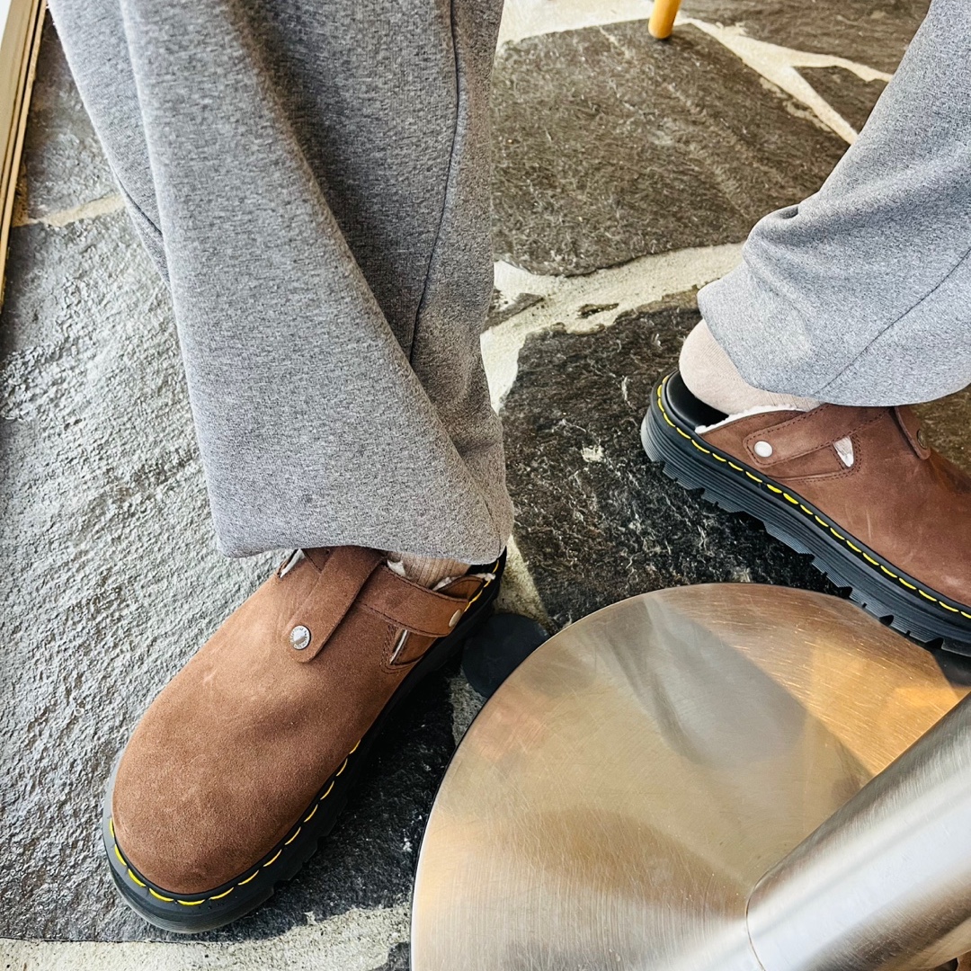 Dr. Martens Zebzag Suede Slingback Platform Mule Dark Brown - 24FW 착용 스타일 - 2