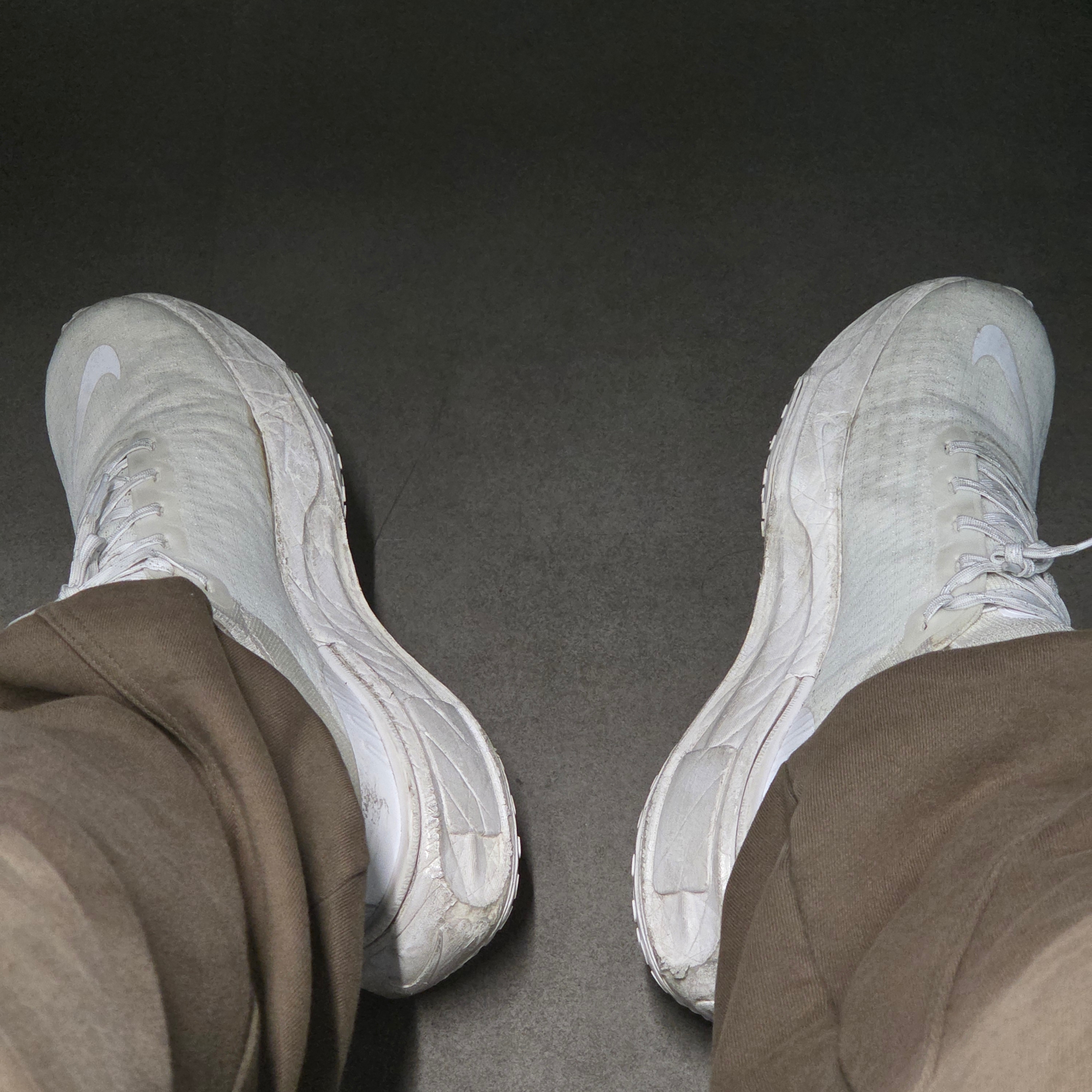Nike ZoomX Invincible Run Flyknit 3 White Photon Dust 착용 스타일