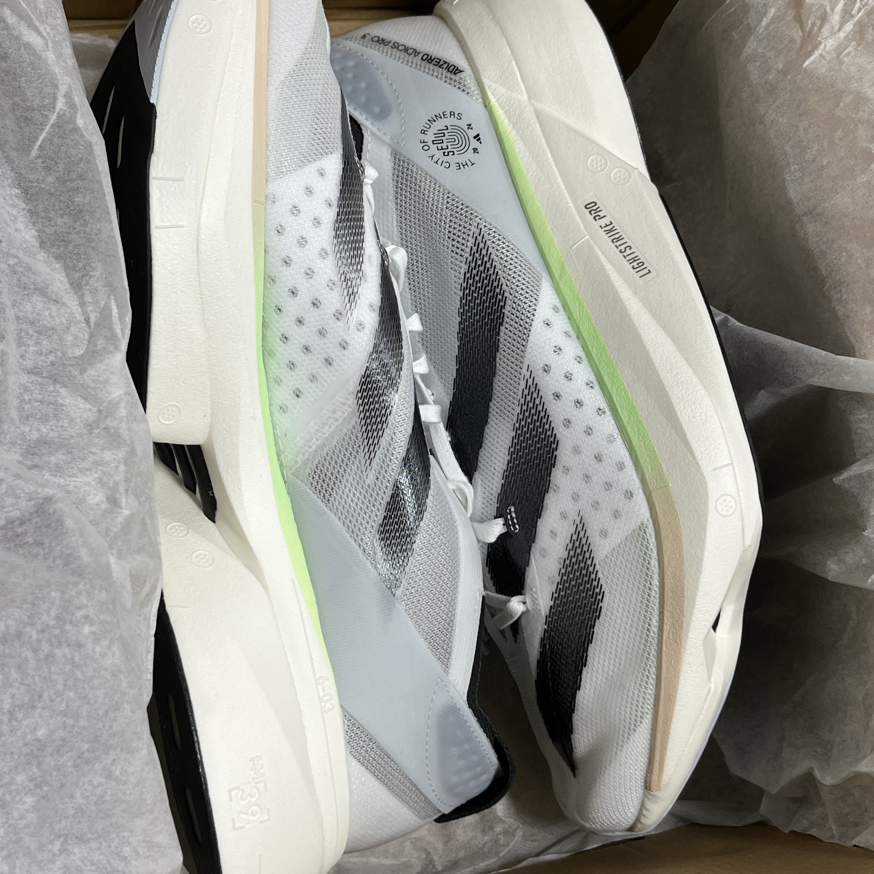 Adidas Adizero Adios Pro 3 Cloud White Core Black 착용 스타일