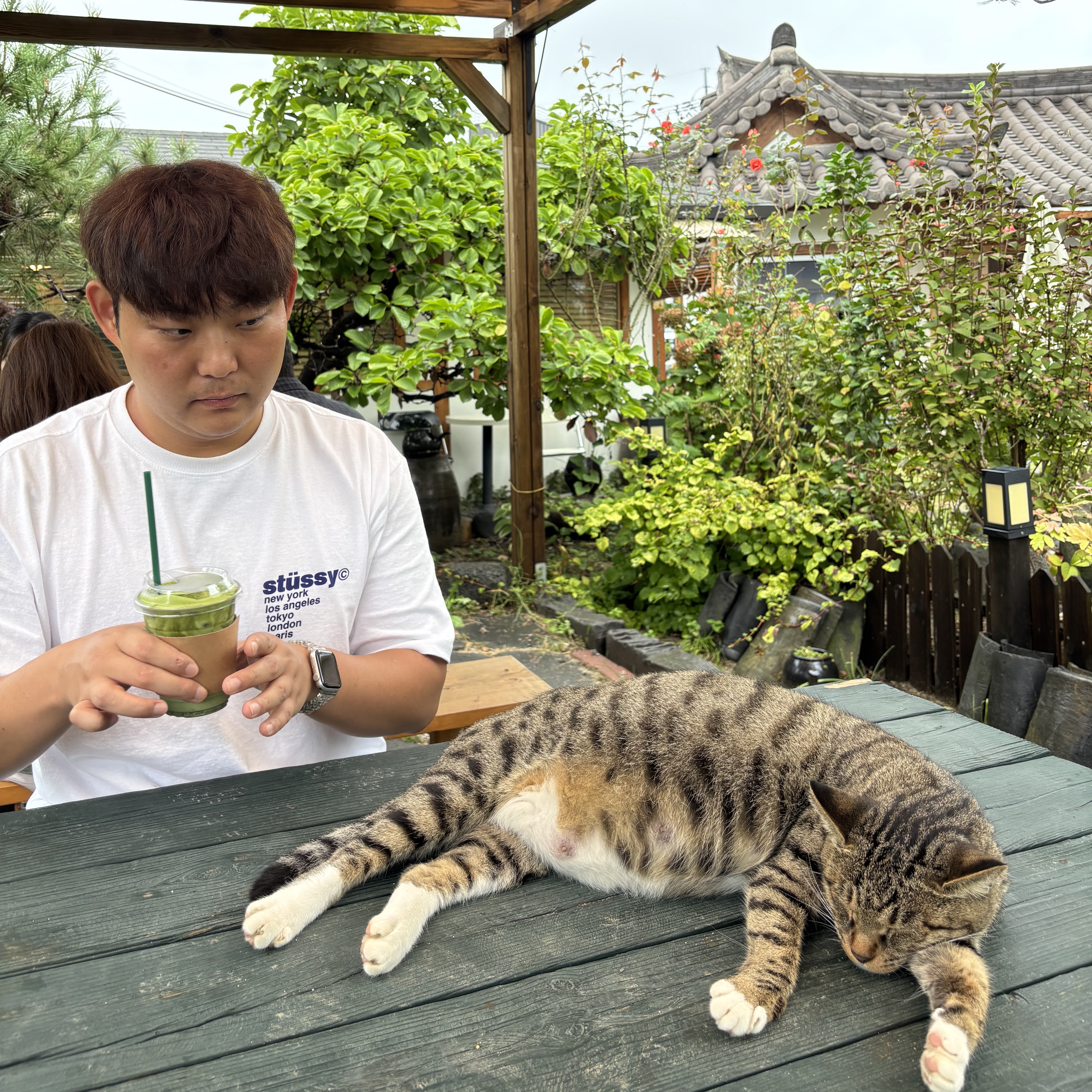 Stussy Strawberry T-Shirt White 착용 스타일 - 3
