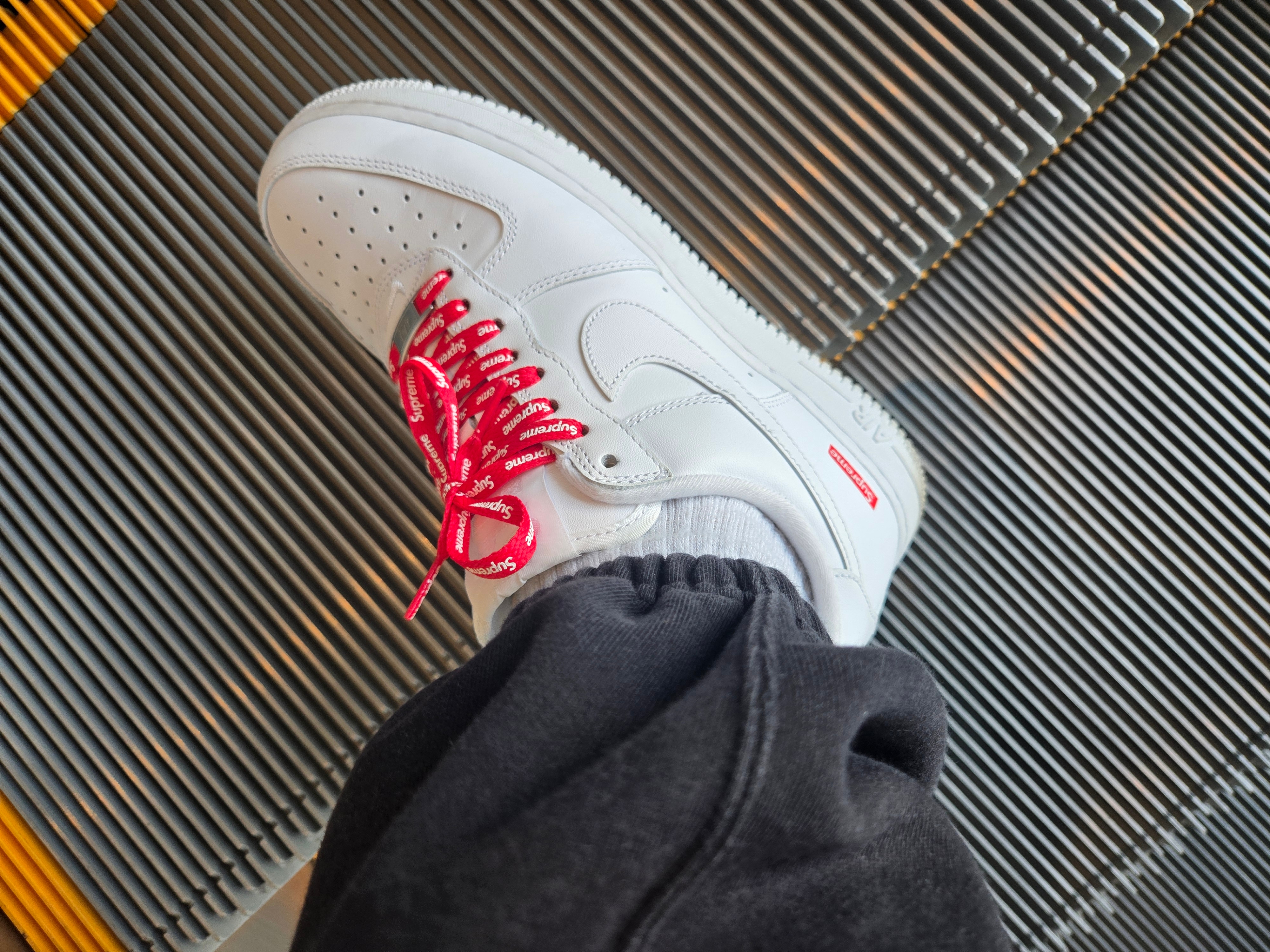 Nike x Supreme Air Force 1 Low White 착용 스타일