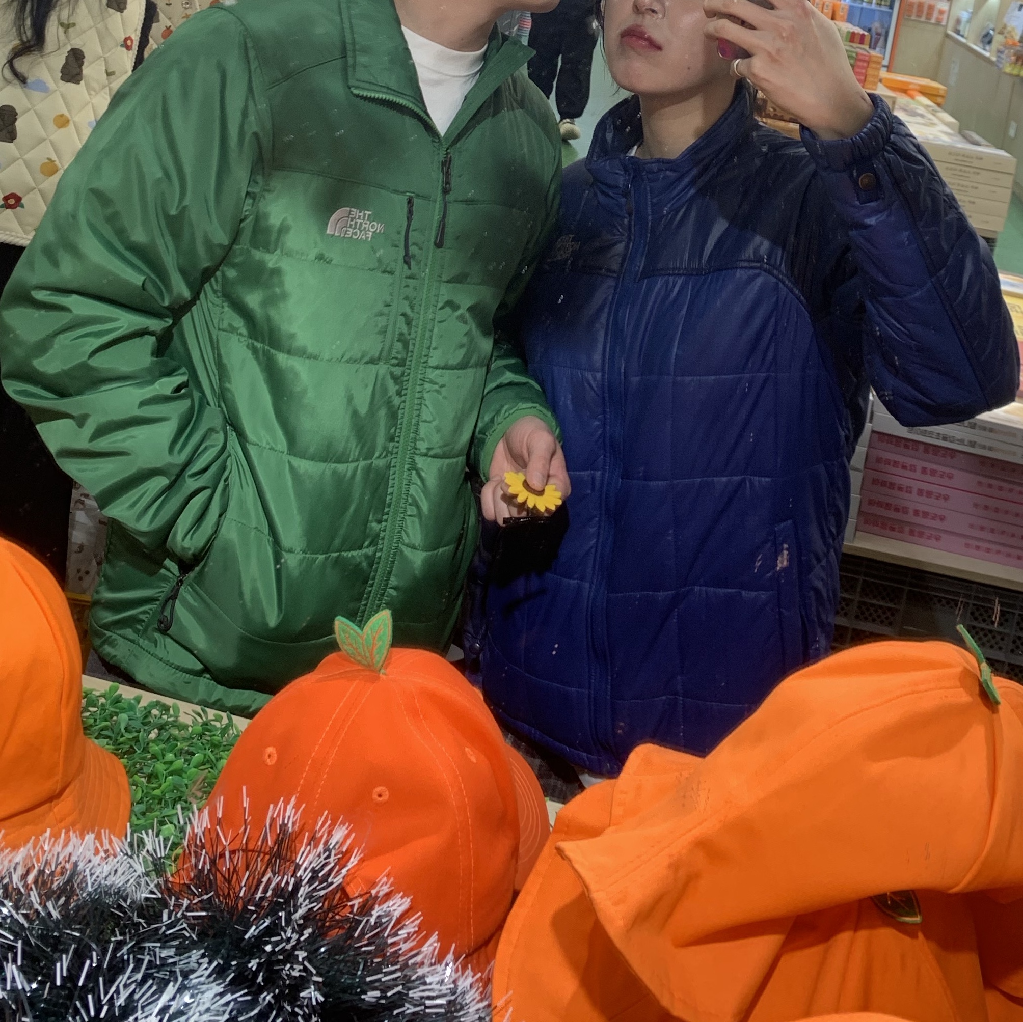 (W) UGG Classic Ultra Mini Platform Boots Black 착용 스타일 - 3