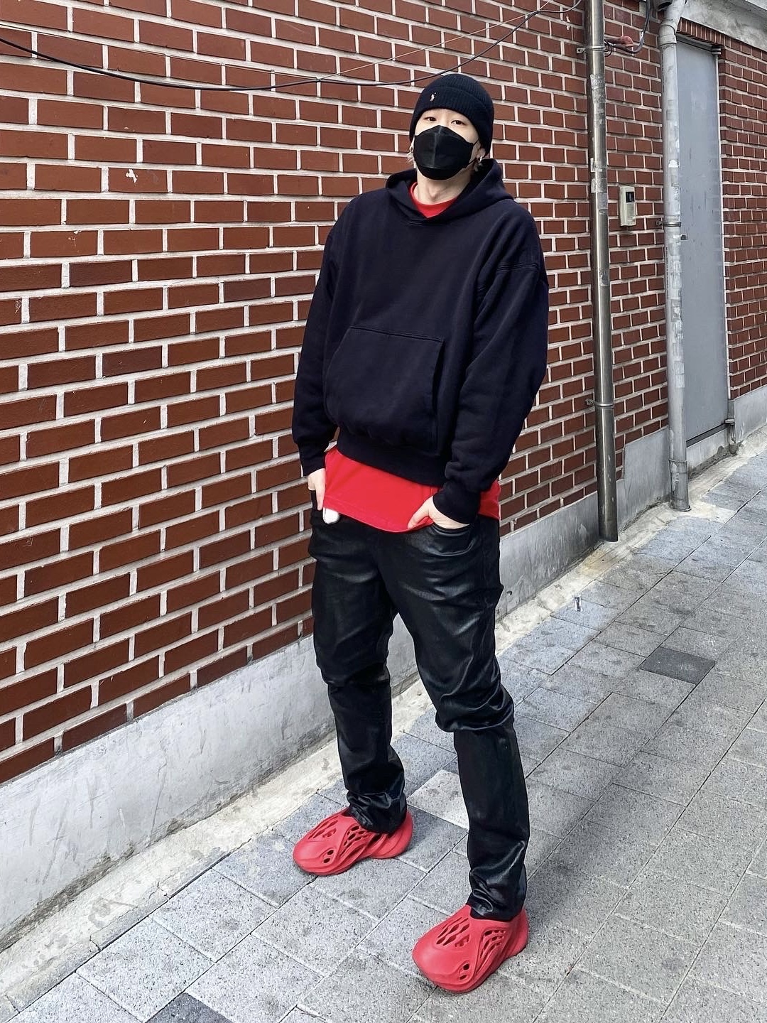 Adidas Yeezy Foam RNNR Vermilion, Yeezy Gap Hoodie Black 착용 스타일 - 1