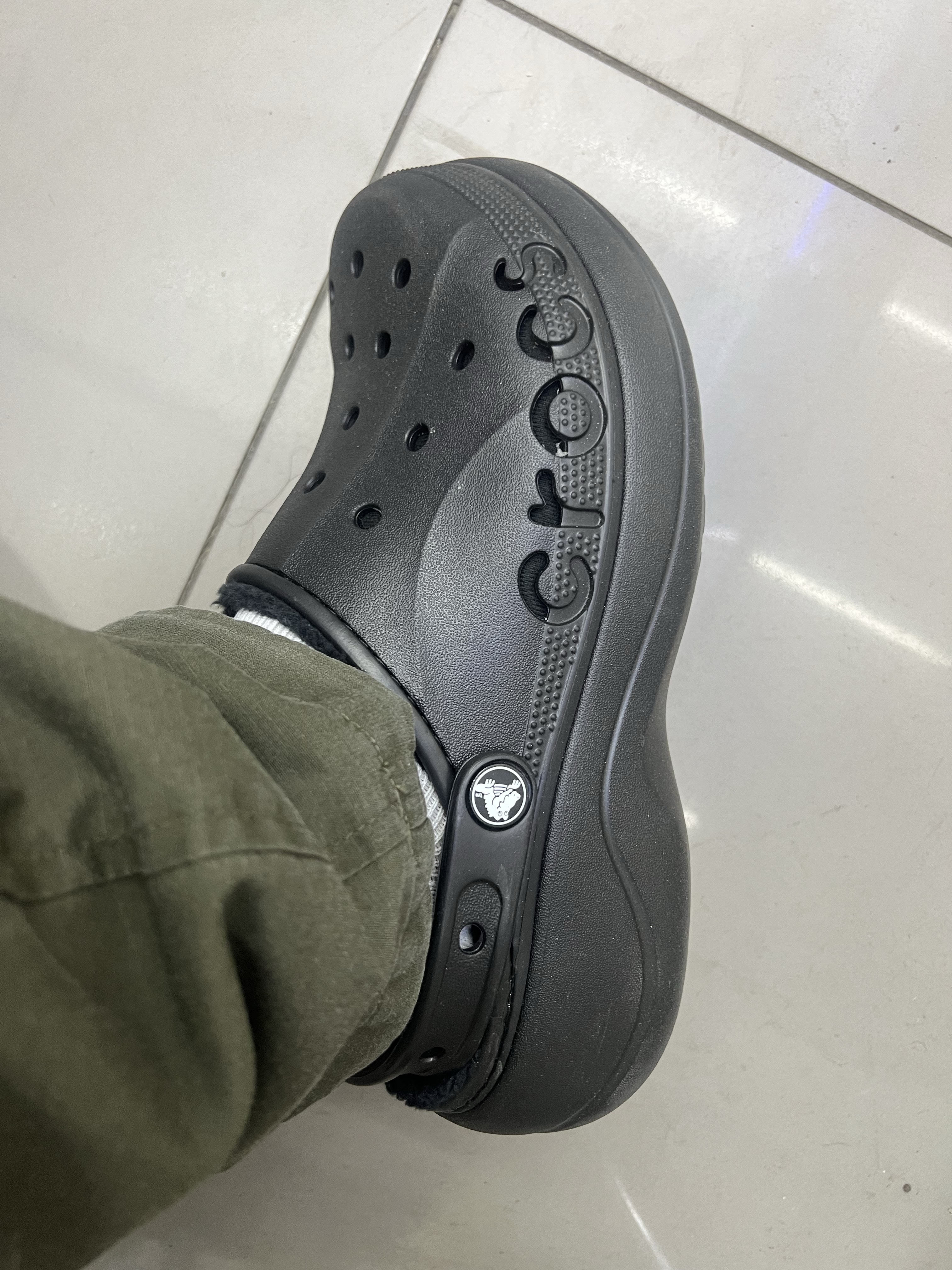 (W) Crocs Baya Platform Lined Clog Winter Black 착용 스타일 - 1