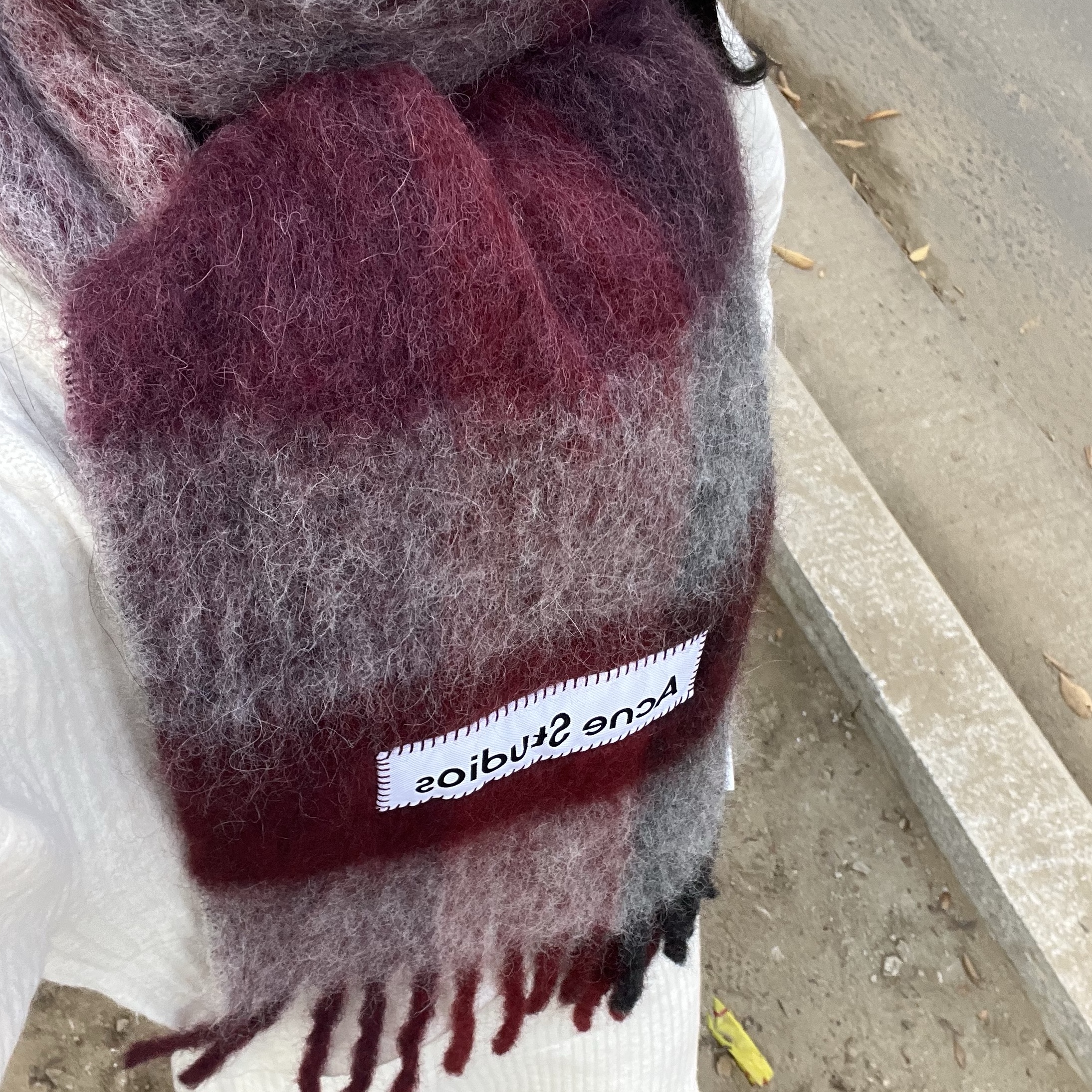 (W) Acne Studios Mohair Checked Muffler Red Black, Louis Vuitton Alma BB Epi Black 착용 스타일 - 3