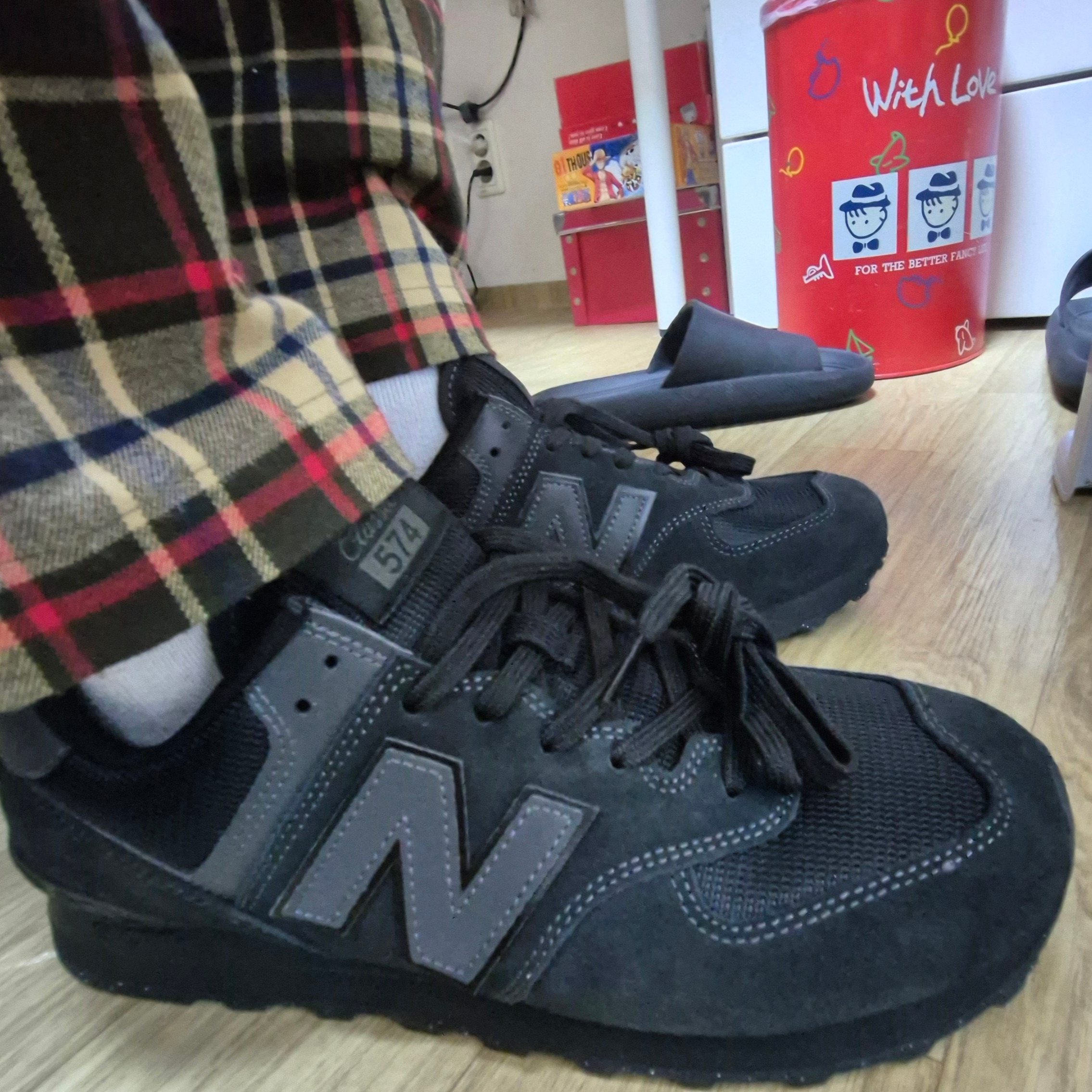 New Balance 574 Triple Black - D Standard 착용 스타일 - 4